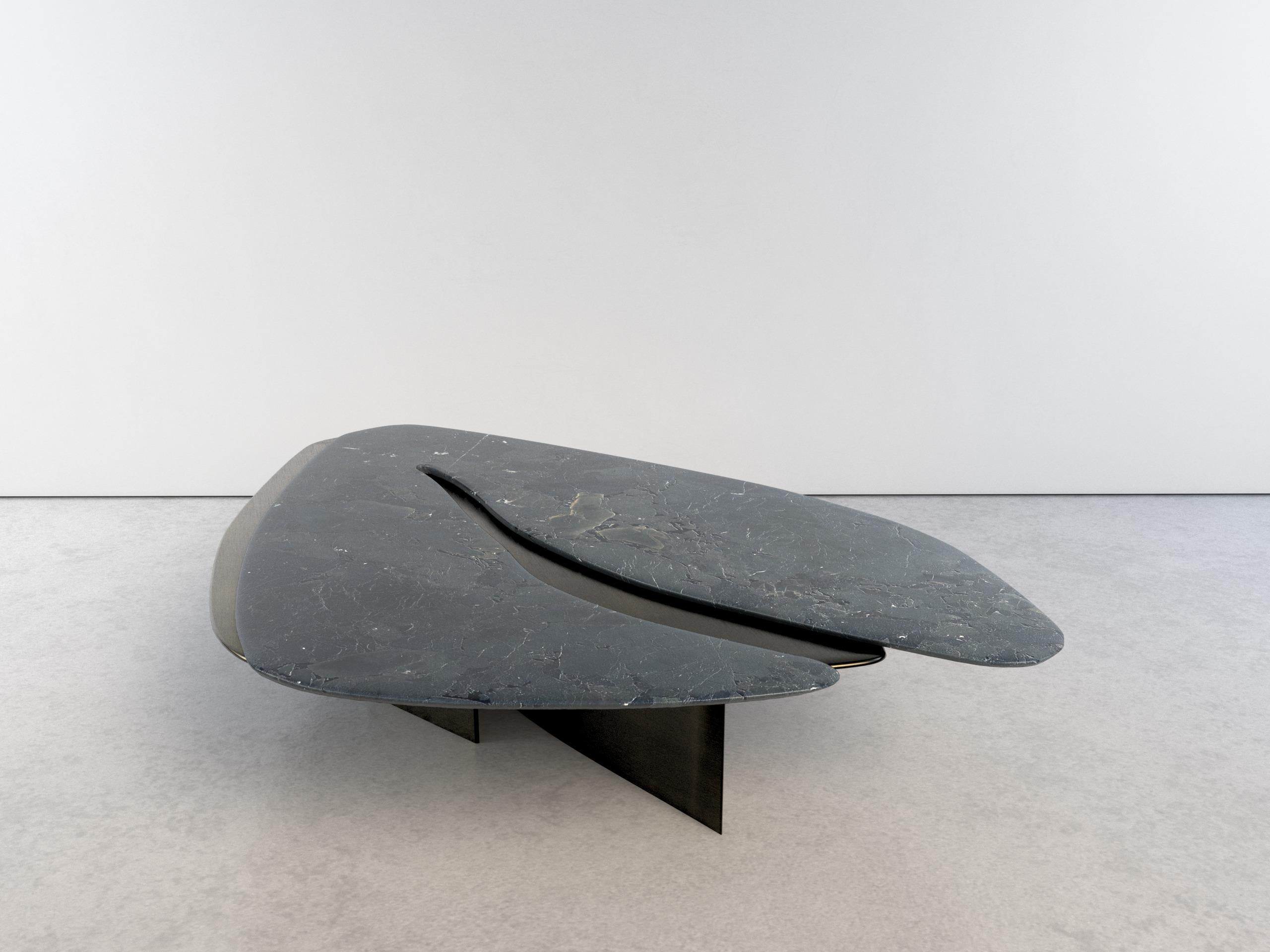 Autre Table basse unique Feline V Infinity en quartzite et laiton de Grzegorz Majka en vente