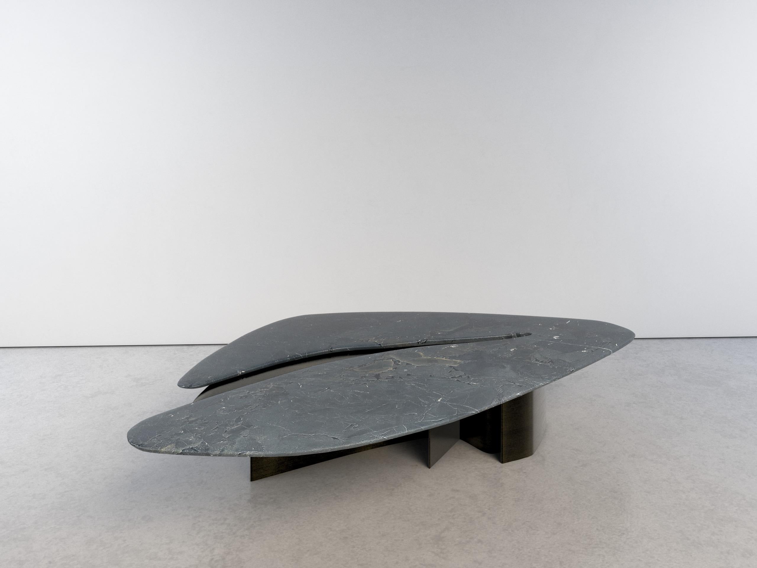 XXIe siècle et contemporain Table basse unique Feline V Infinity en quartzite et laiton de Grzegorz Majka en vente
