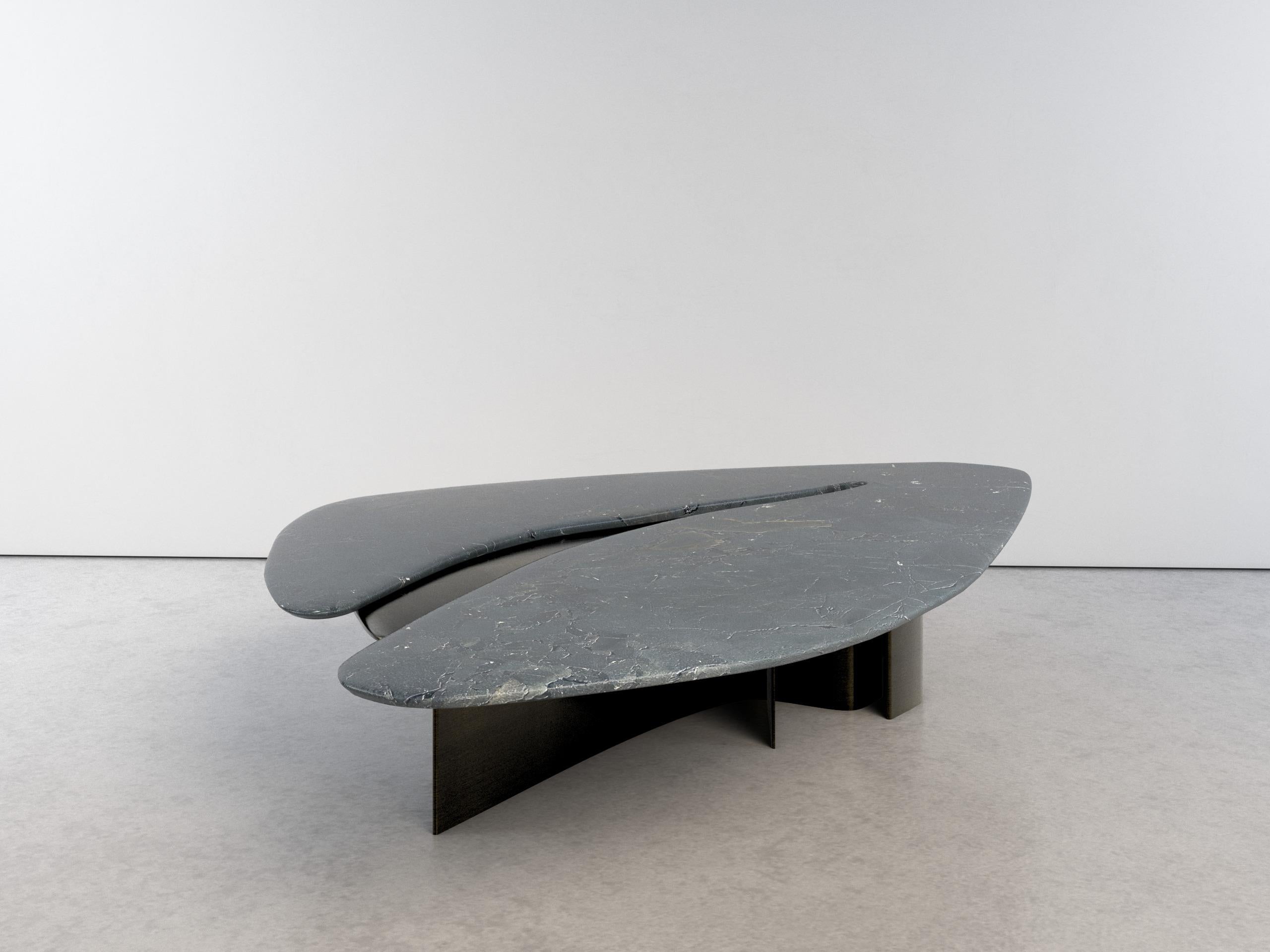 Laiton Table basse unique Feline V Infinity en quartzite et laiton de Grzegorz Majka en vente