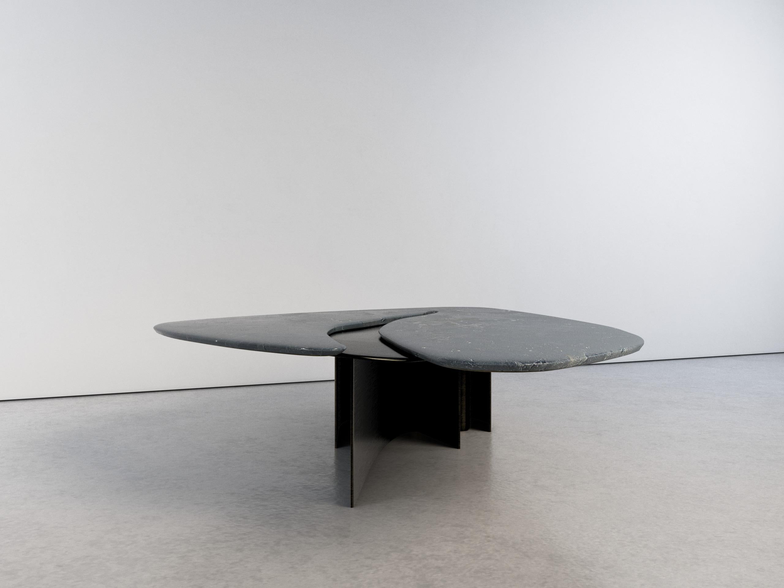 Table basse unique Feline V Infinity en quartzite et laiton de Grzegorz Majka en vente 1