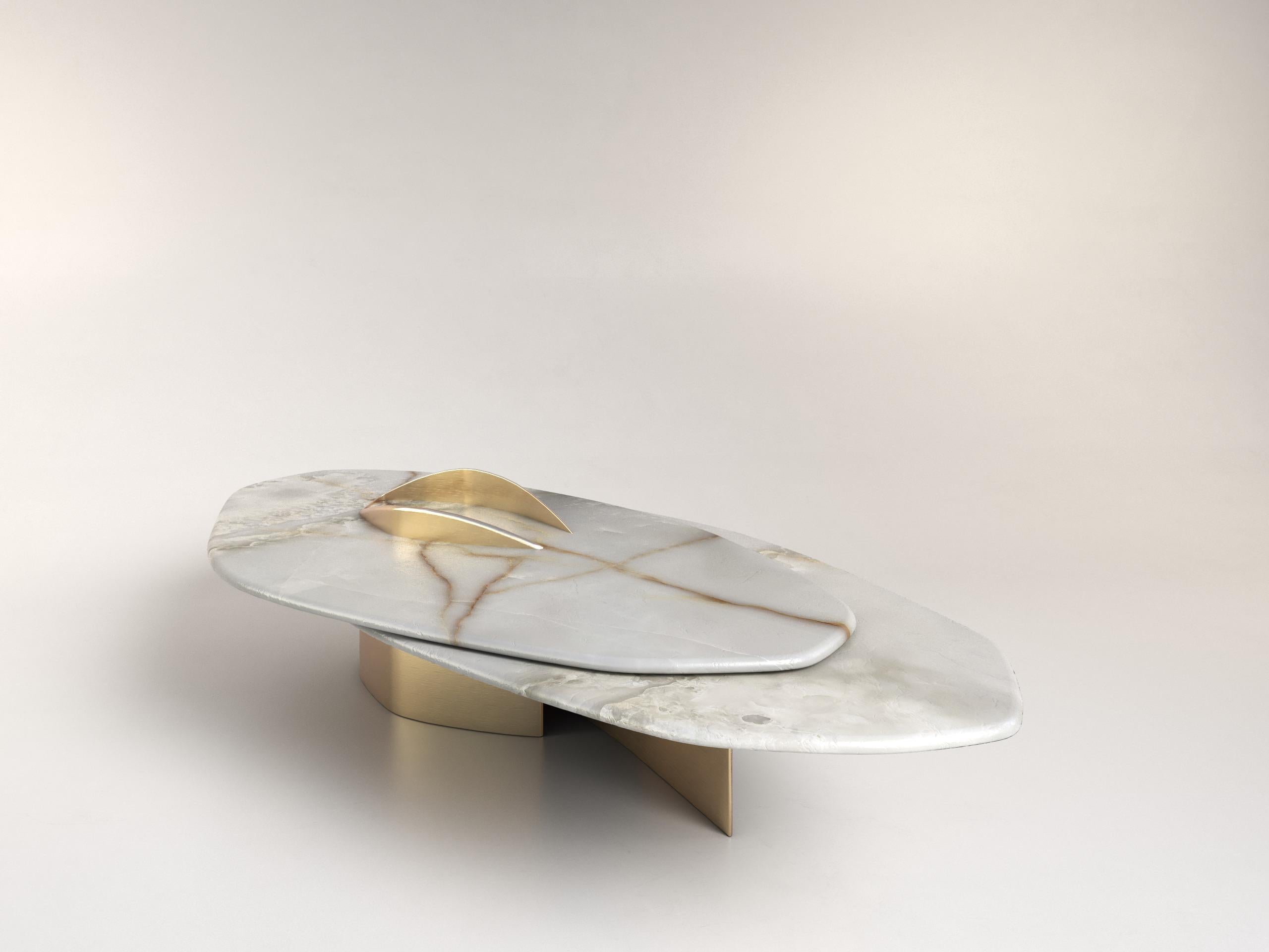 Postmoderne Table basse unique Feline VI en onyx blanc et laiton massif de Grzegorz Majka en vente