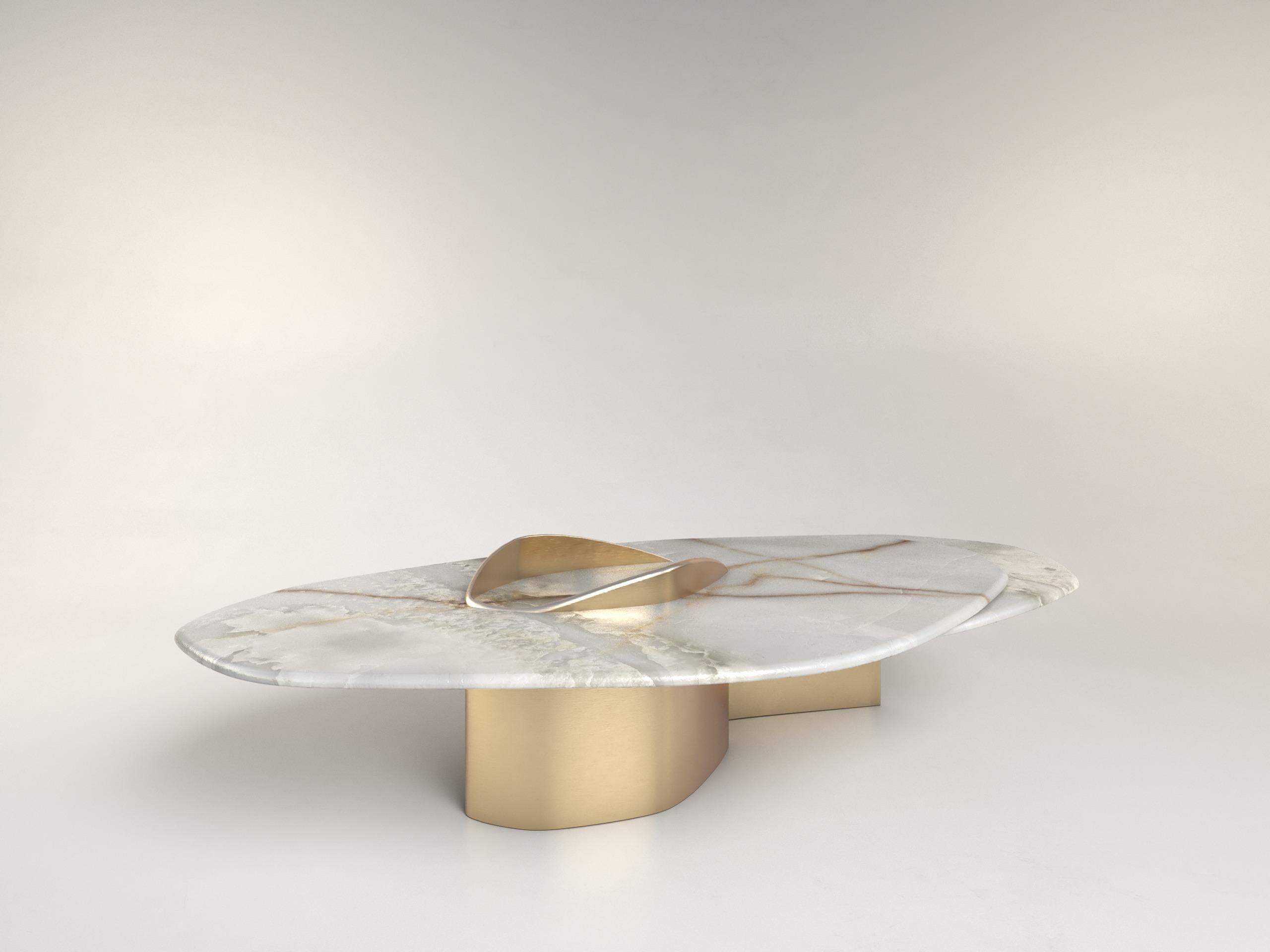 Table basse unique Feline VI en onyx blanc et laiton massif de Grzegorz Majka Neuf - En vente à Geneve, CH