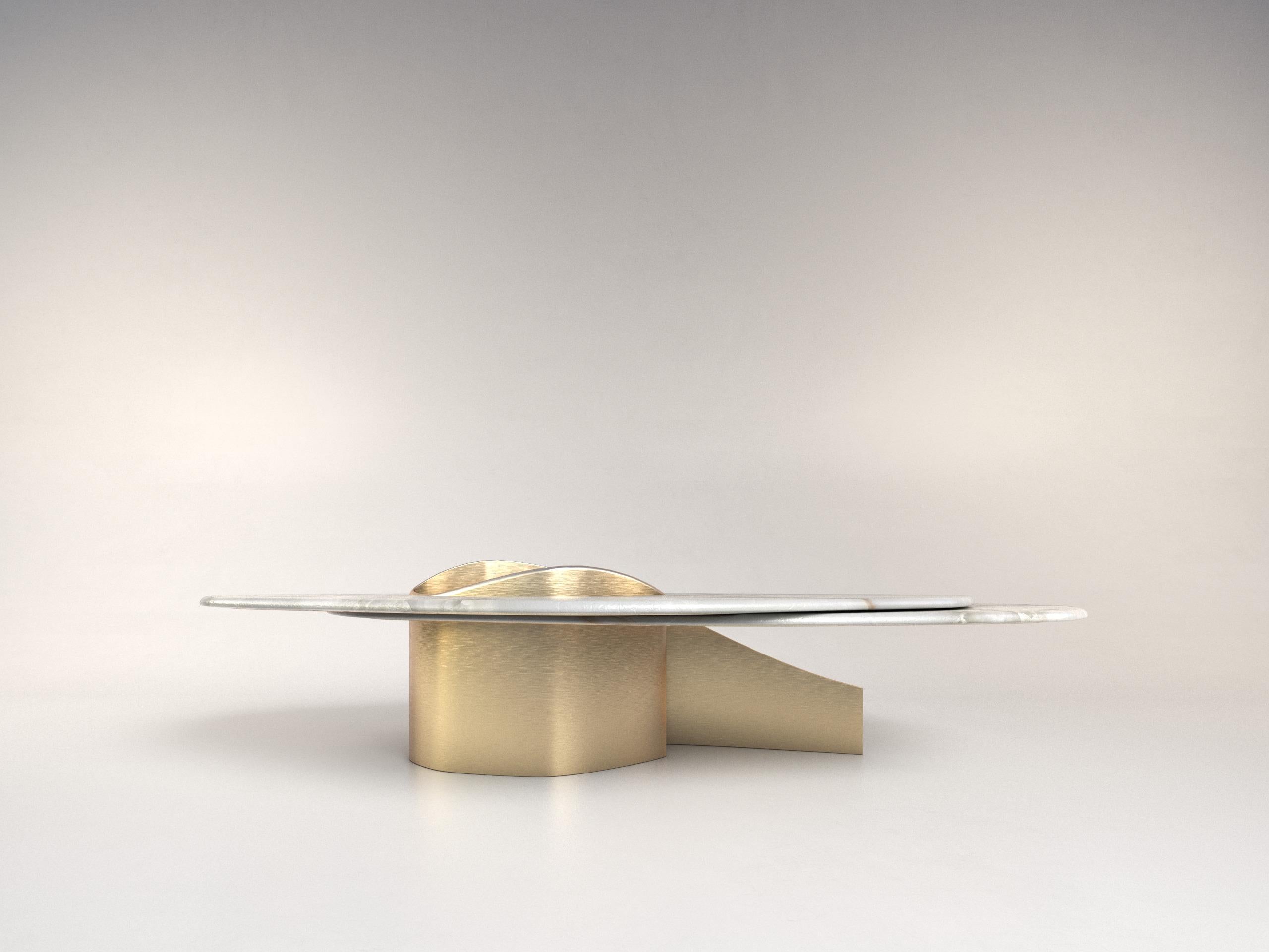 XXIe siècle et contemporain Table basse unique Feline VI en onyx blanc et laiton massif de Grzegorz Majka en vente