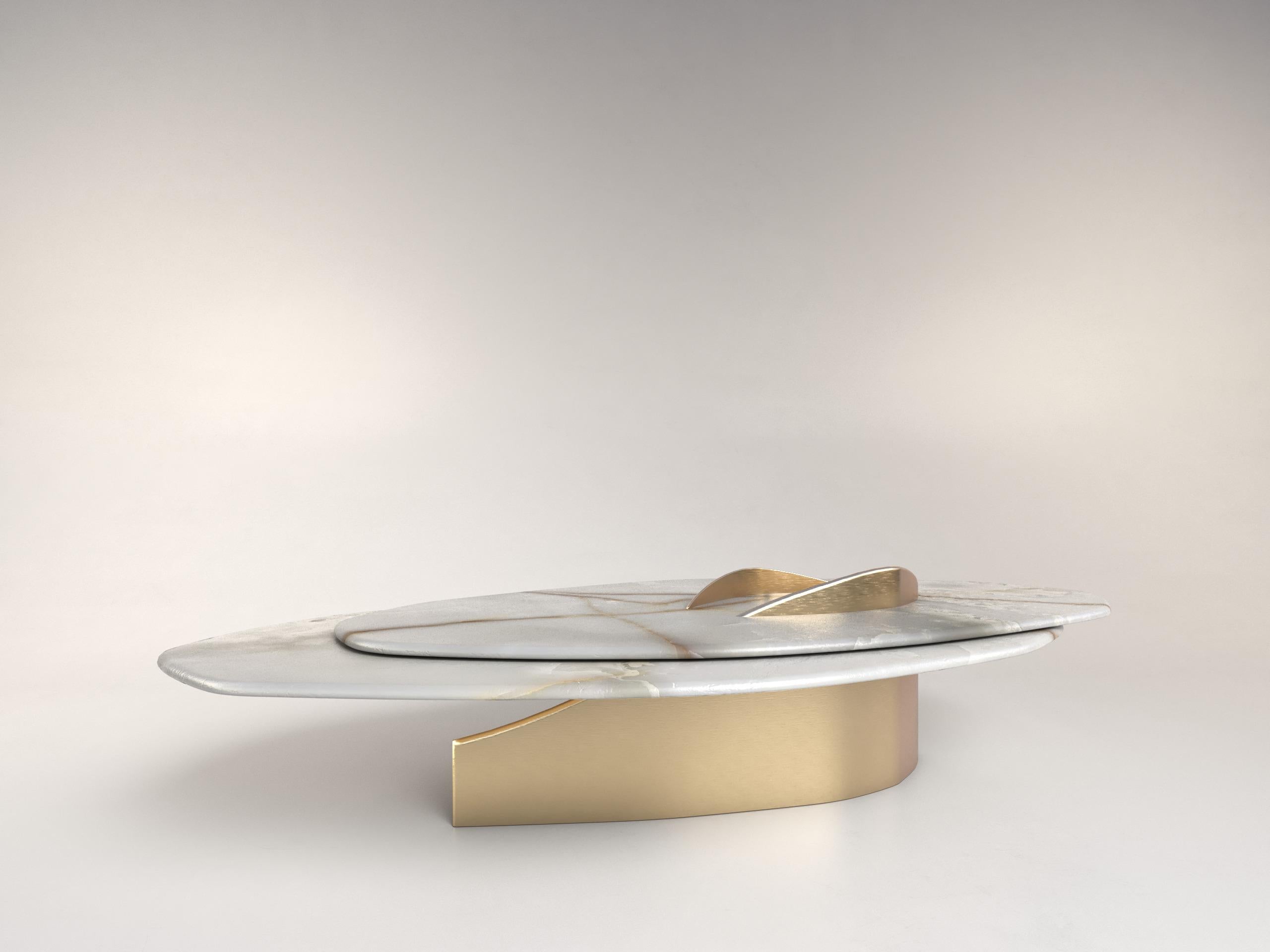 Laiton Table basse unique Feline VI en onyx blanc et laiton massif de Grzegorz Majka en vente