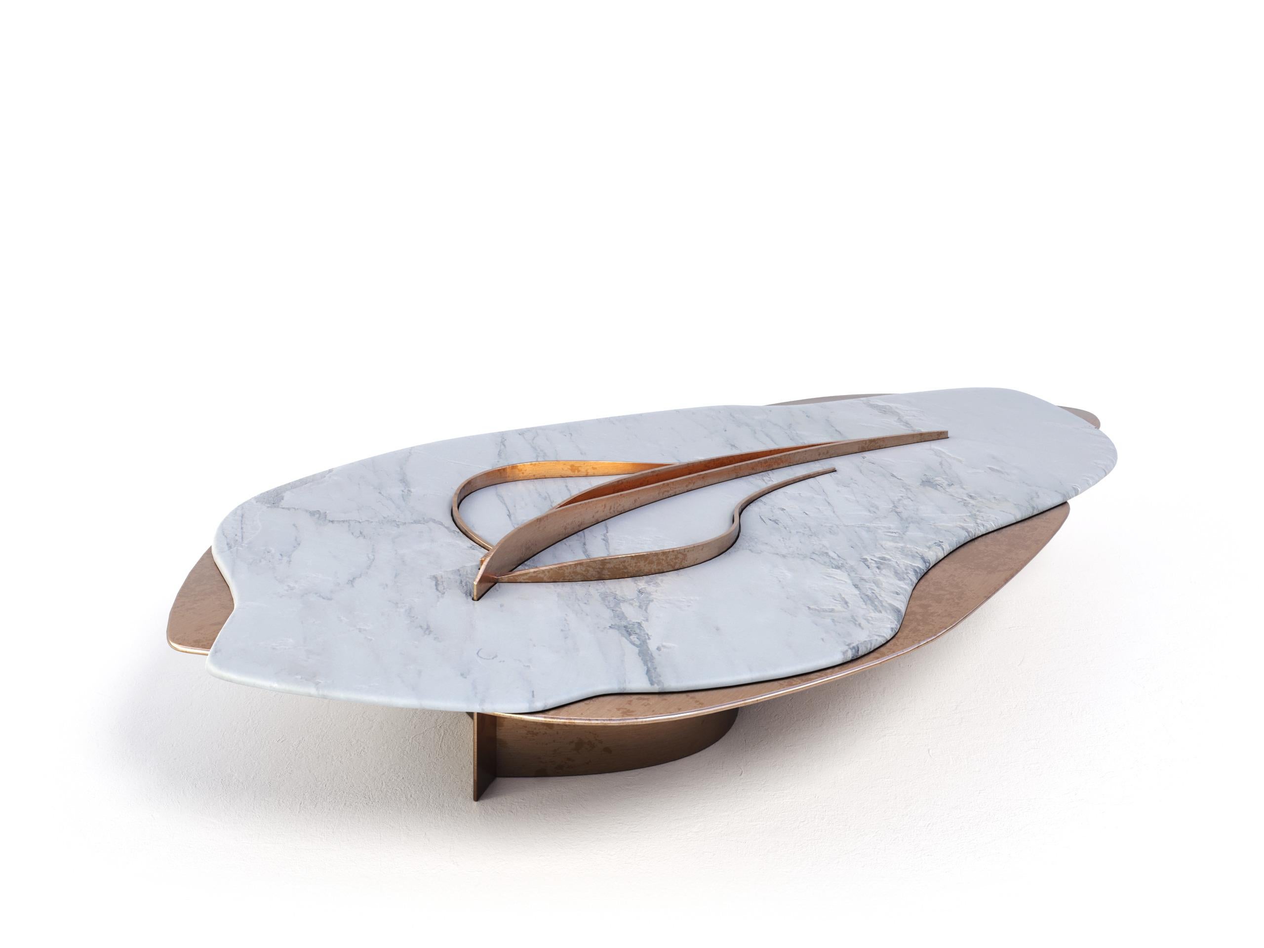 Table basse unique Feline VIII Calacatta en marbre et laiton de Grzegorz Majka en vente 2