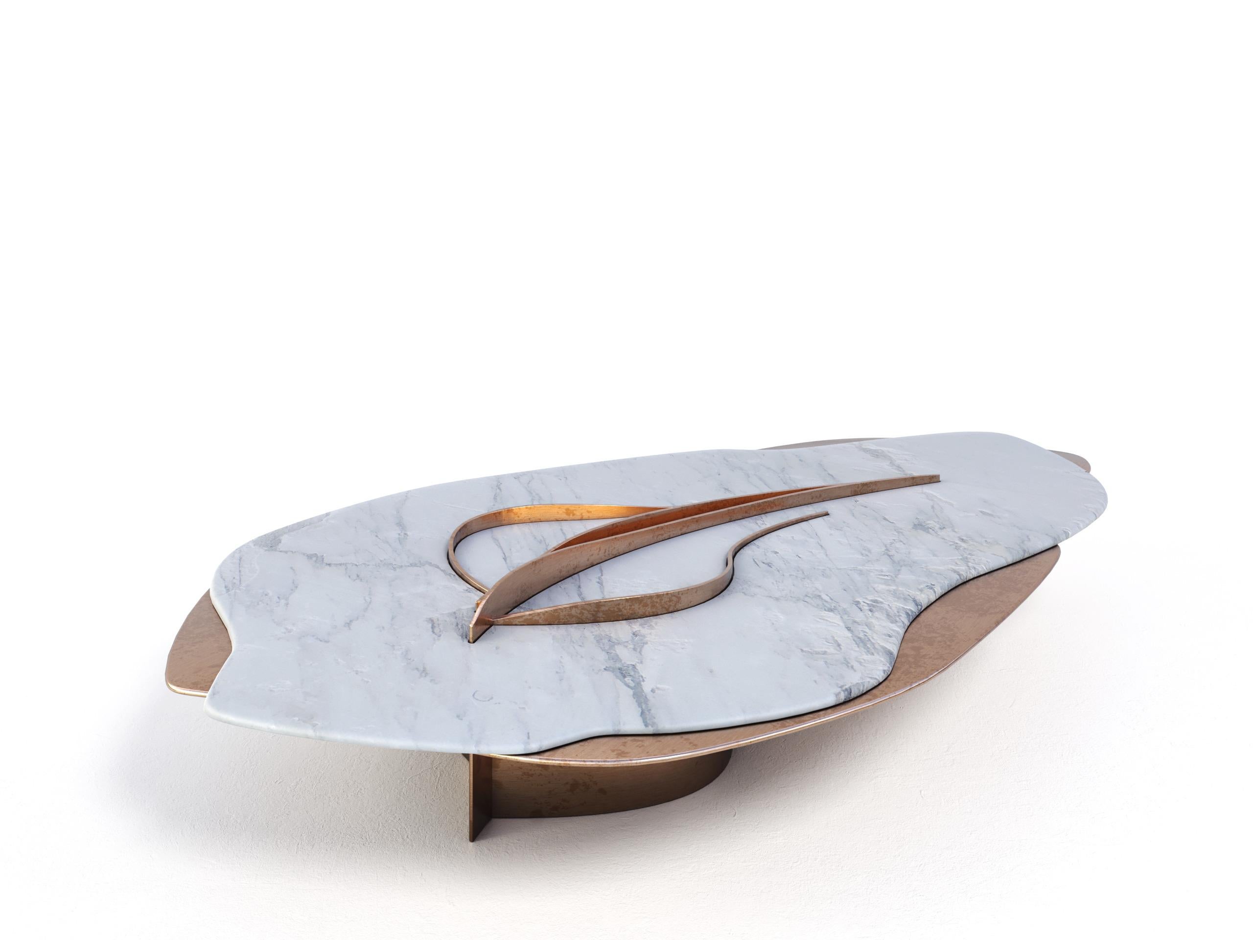 Table basse unique Feline VIII Calacatta en marbre et laiton de Grzegorz Majka en vente 3