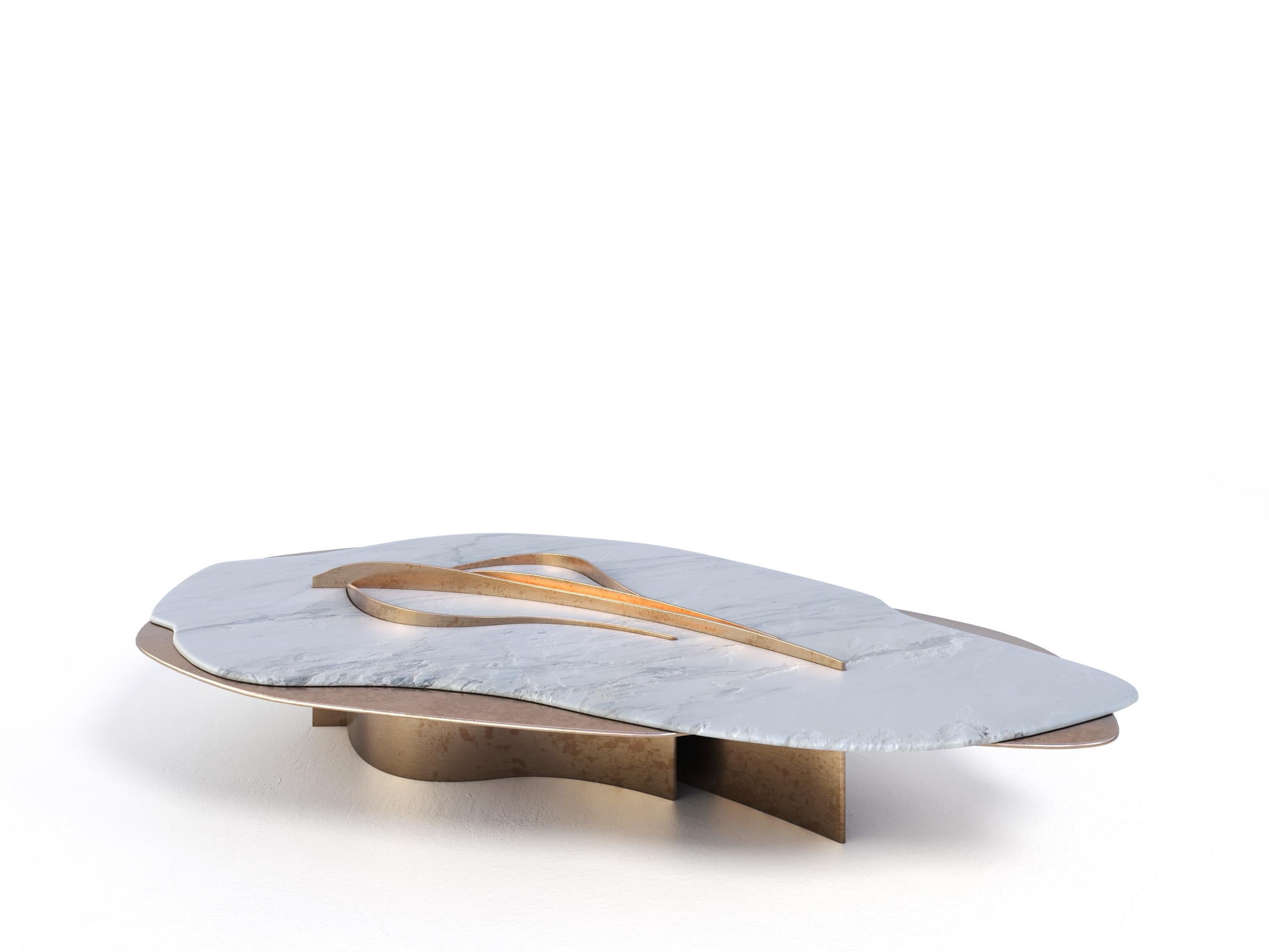 Table basse unique Feline VIII Calacatta en marbre et laiton de Grzegorz Majka Neuf - En vente à Geneve, CH