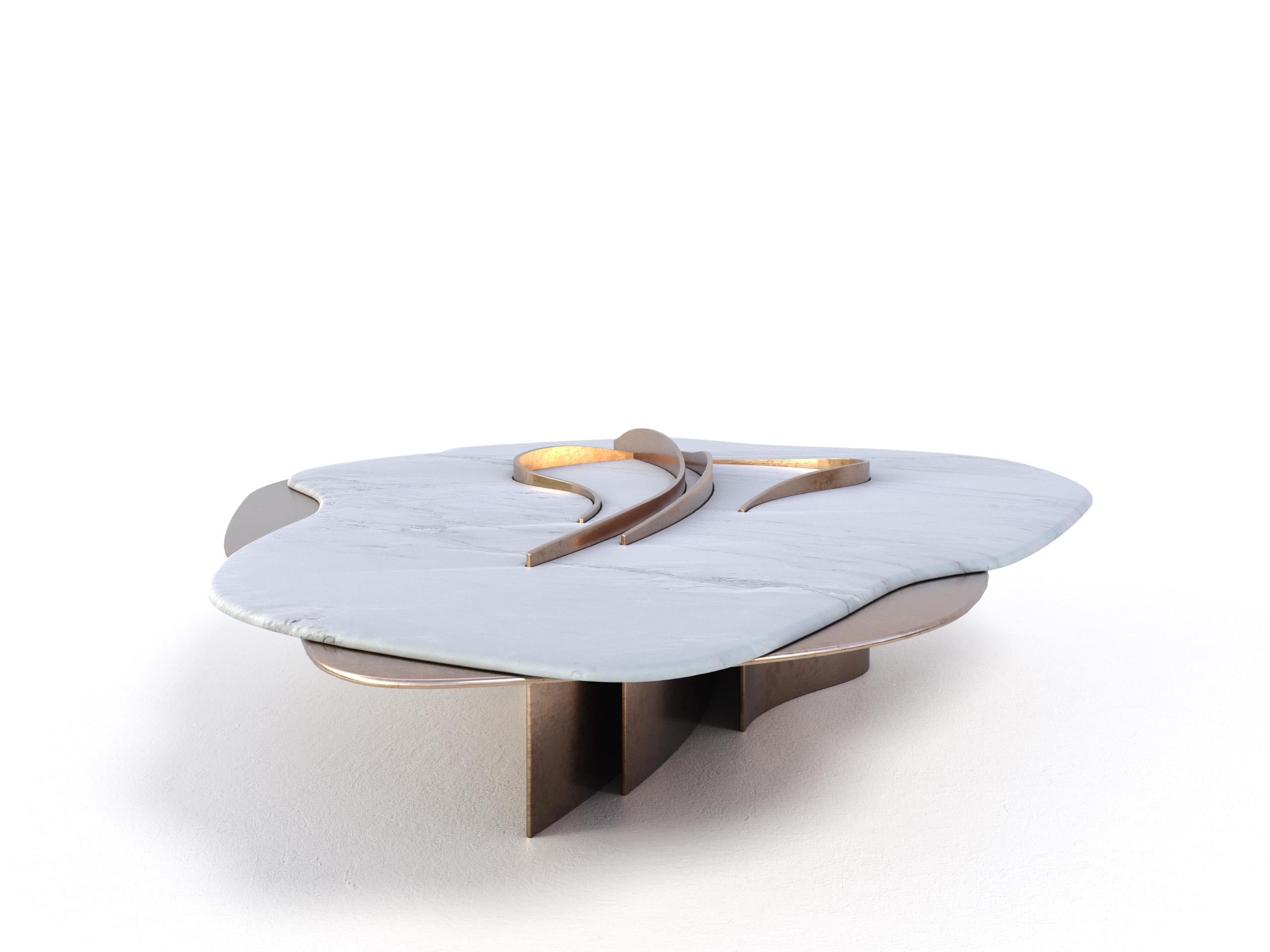 Laiton Table basse unique Feline VIII Calacatta en marbre et laiton de Grzegorz Majka en vente