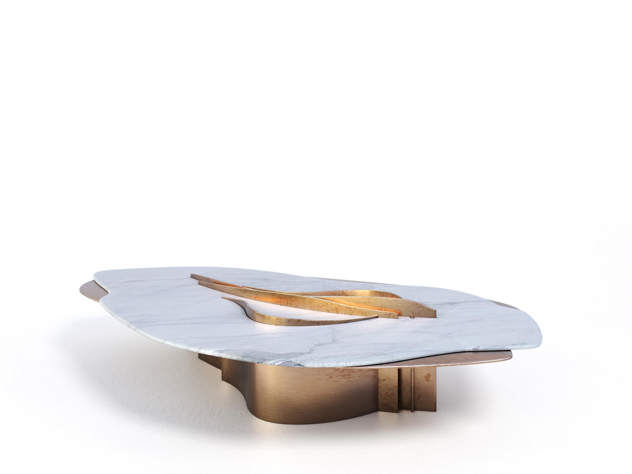 Table basse unique Feline VIII Calacatta en marbre et laiton de Grzegorz Majka en vente 1