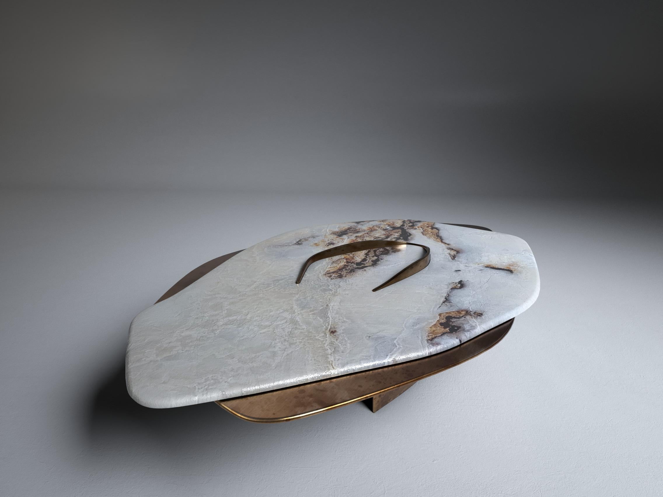 Table basse unique Feline X Onyx blanc et laiton massif de Grzegorz Majka en vente 2