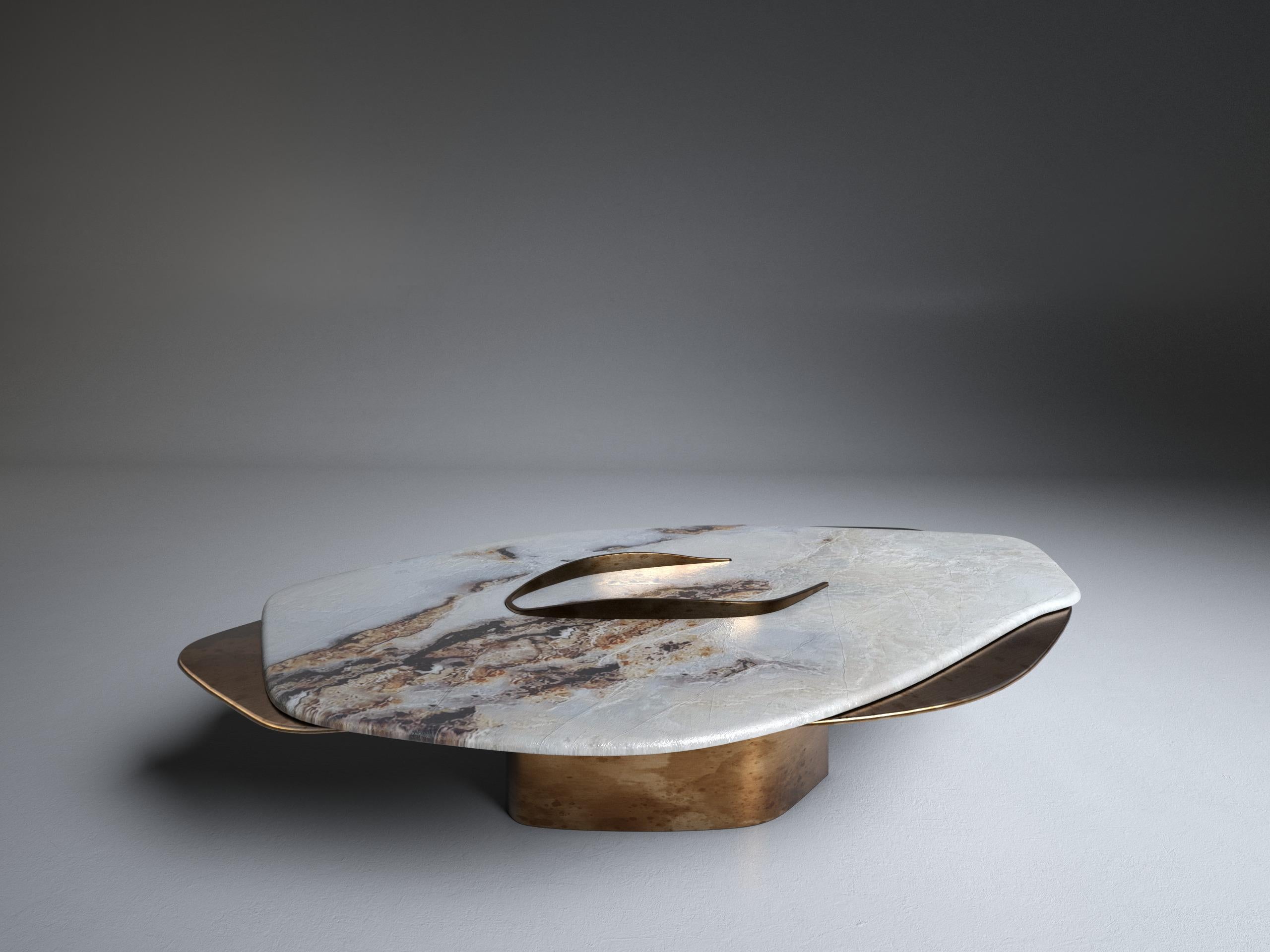 Table basse unique Feline X Onyx blanc et laiton massif de Grzegorz Majka en vente 3