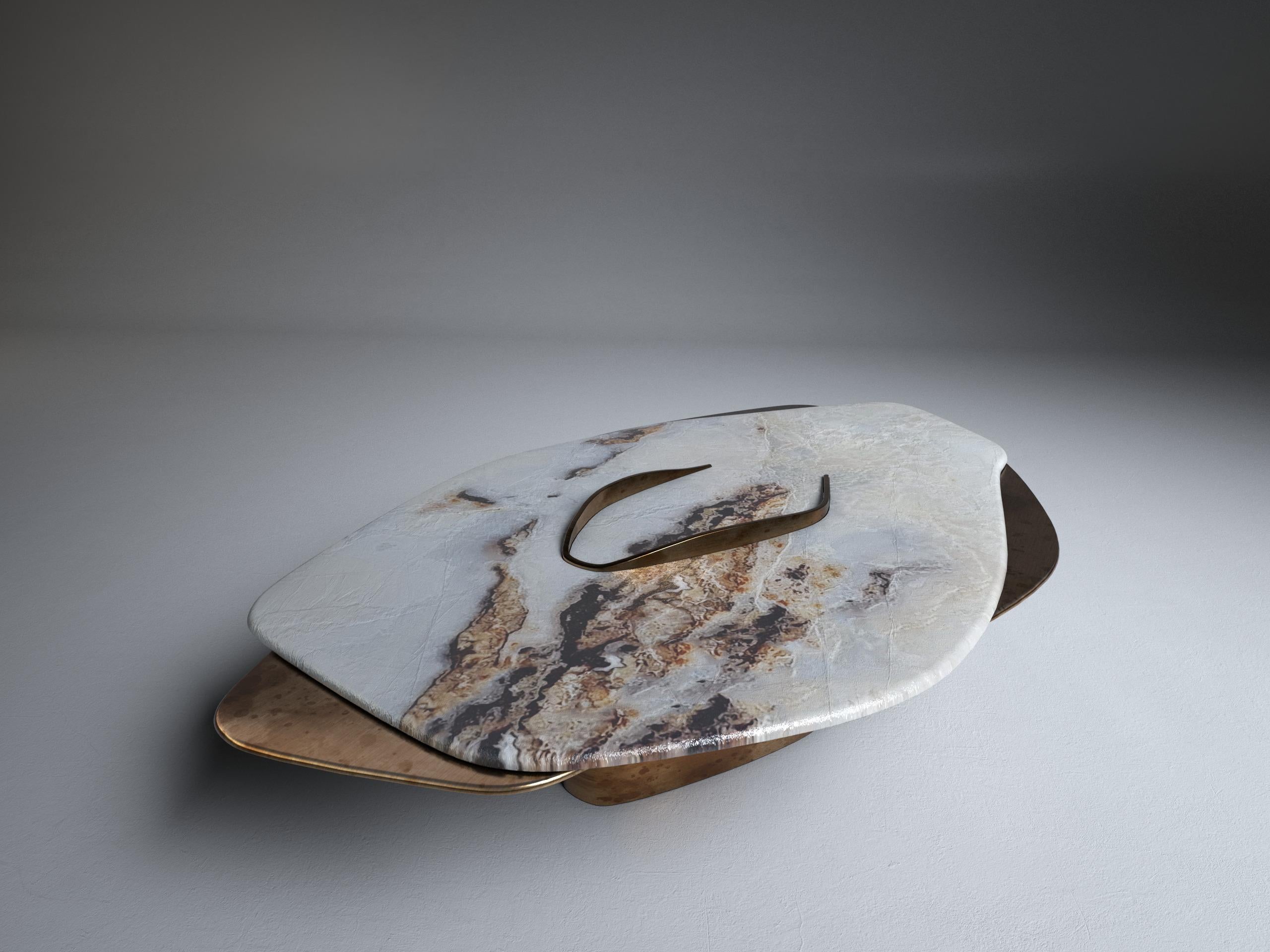 Table basse unique Feline X Onyx blanc et laiton massif de Grzegorz Majka en vente 4