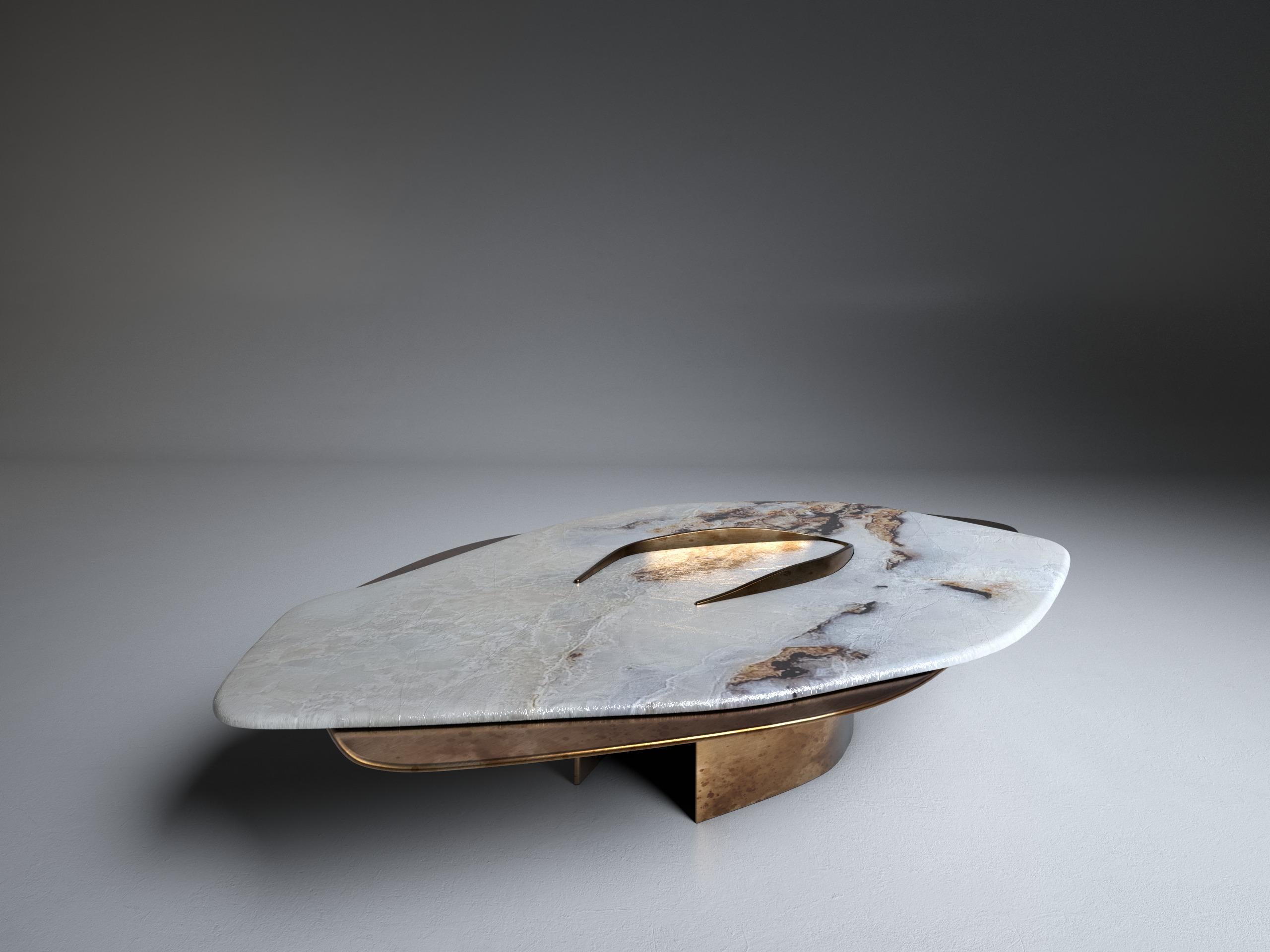 Table basse unique Feline X Onyx blanc et laiton massif de Grzegorz Majka
Pièce unique.
Dimensions : D 106 x L 160 x H 35,5/38,7cm.
MATERIAL : Onyx blanc et laiton massif.

Voici la Collectional : 

