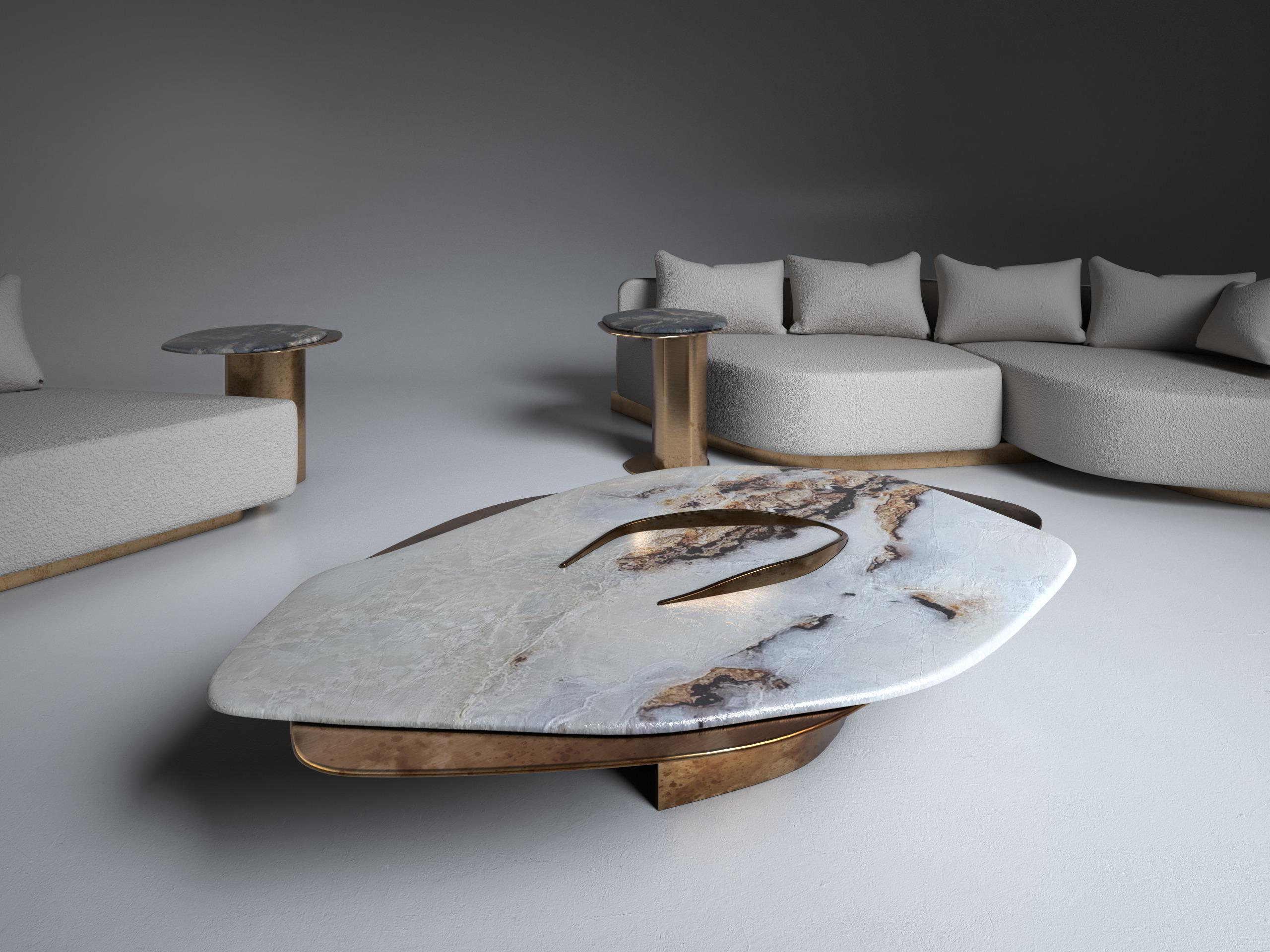 Britannique Table basse unique Feline X Onyx blanc et laiton massif de Grzegorz Majka en vente