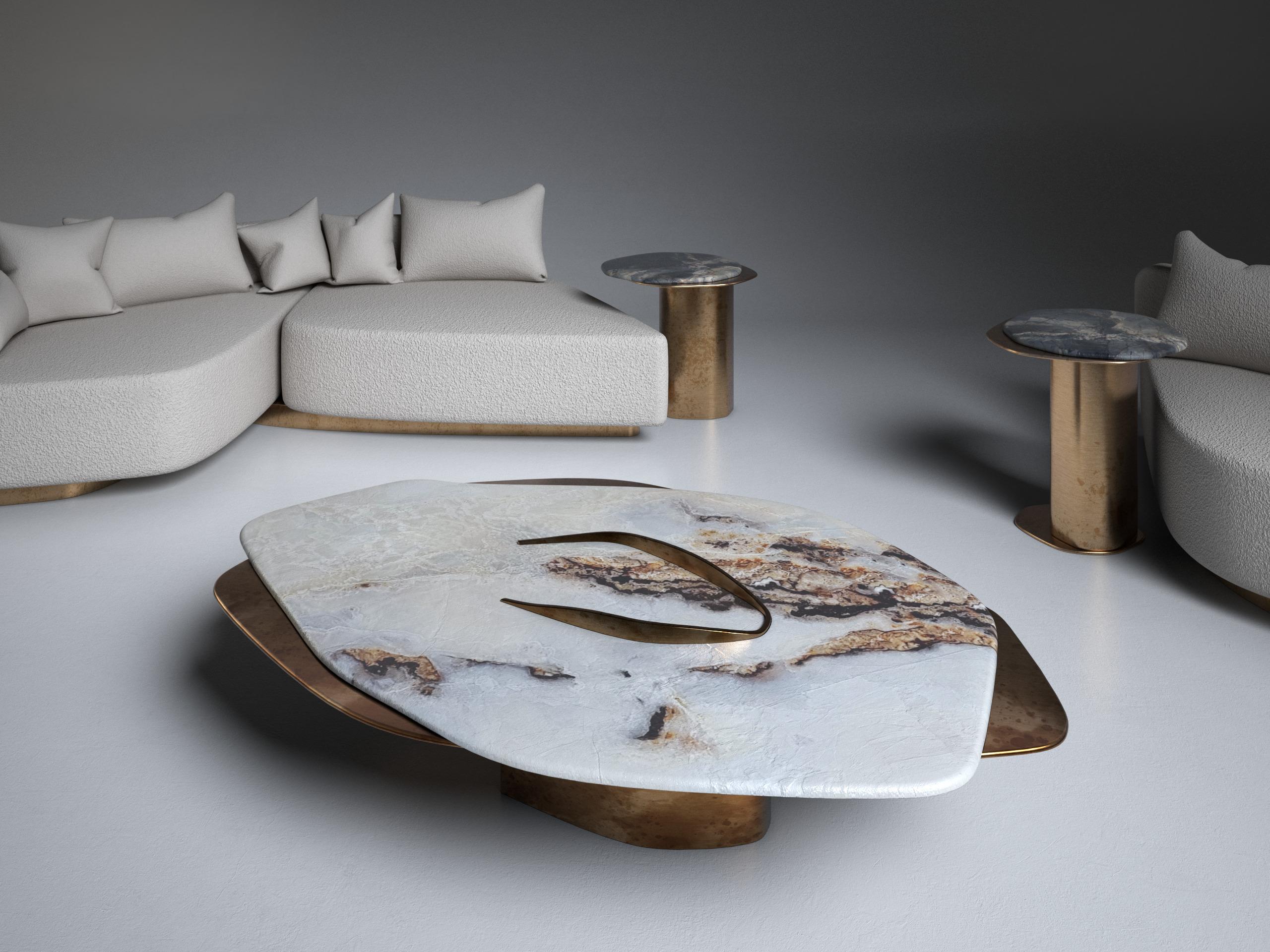 Autre Table basse unique Feline X Onyx blanc et laiton massif de Grzegorz Majka en vente
