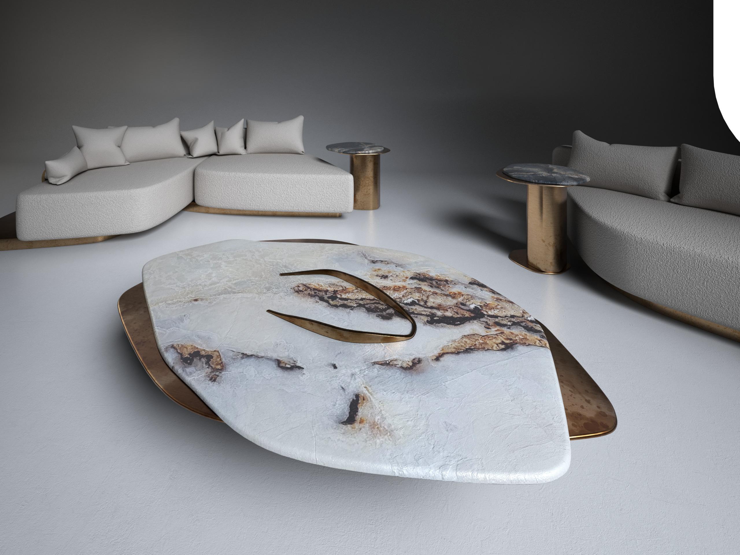 Table basse unique Feline X Onyx blanc et laiton massif de Grzegorz Majka Neuf - En vente à Geneve, CH