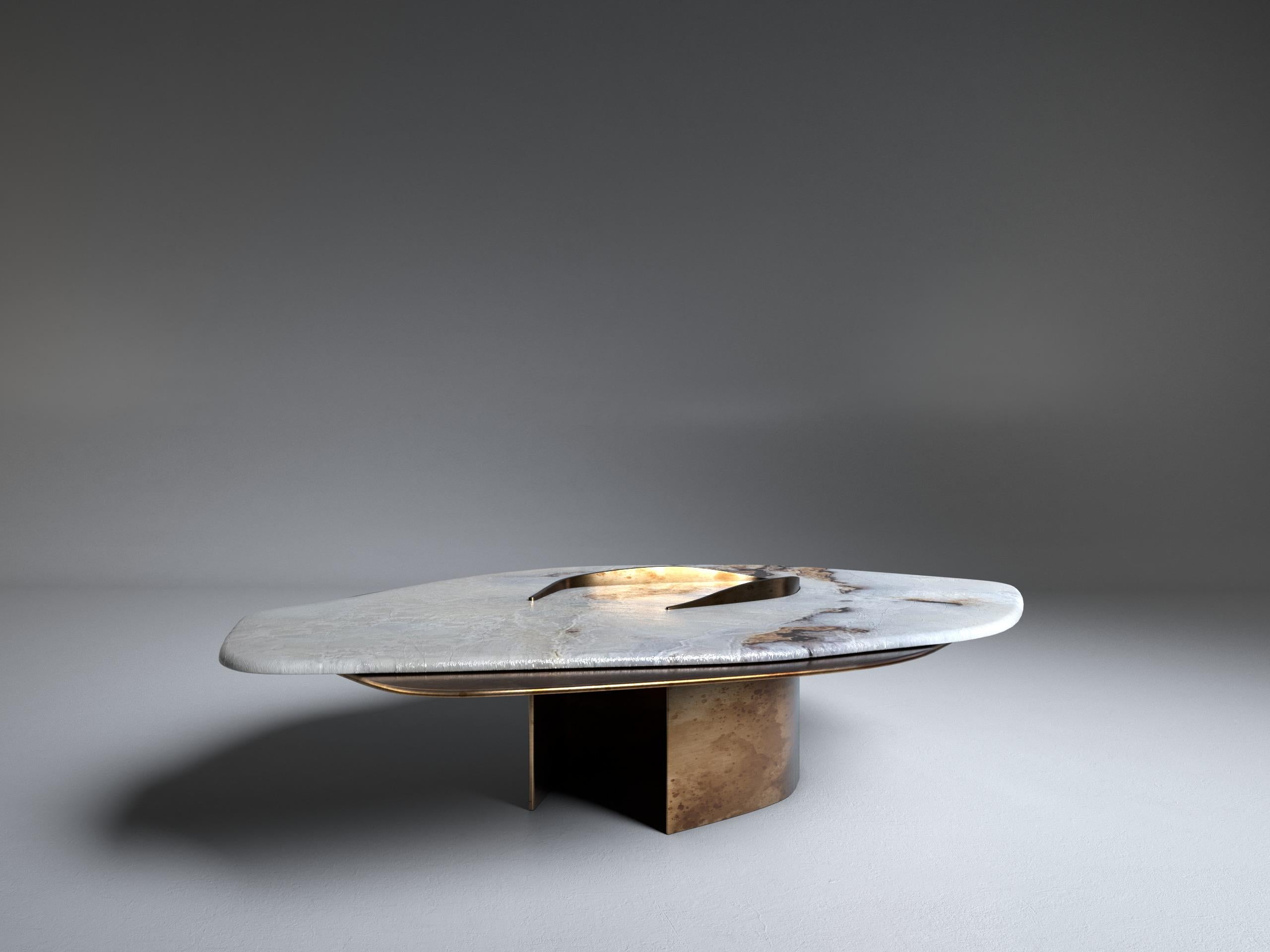 XXIe siècle et contemporain Table basse unique Feline X Onyx blanc et laiton massif de Grzegorz Majka en vente