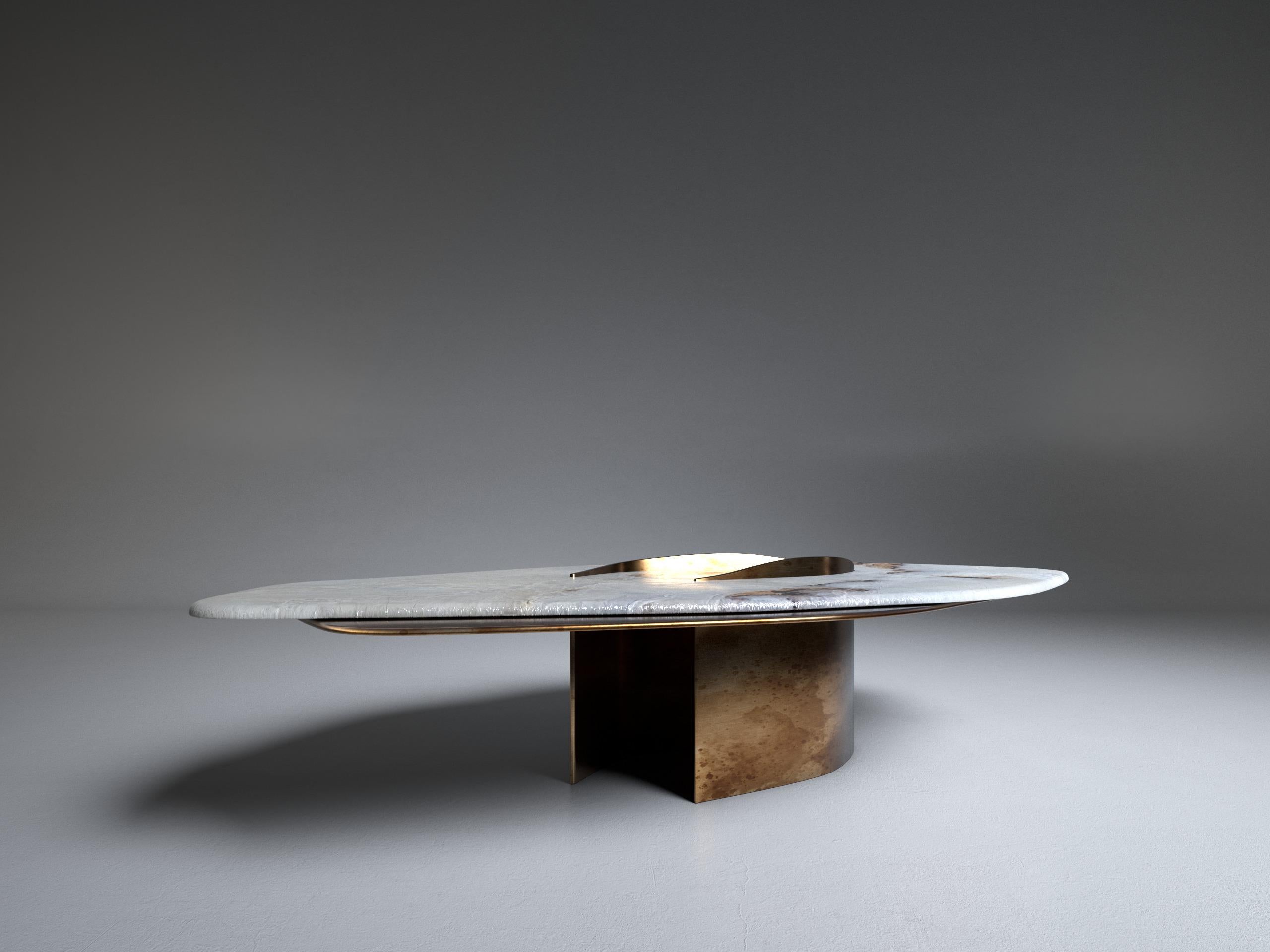 Laiton Table basse unique Feline X Onyx blanc et laiton massif de Grzegorz Majka en vente
