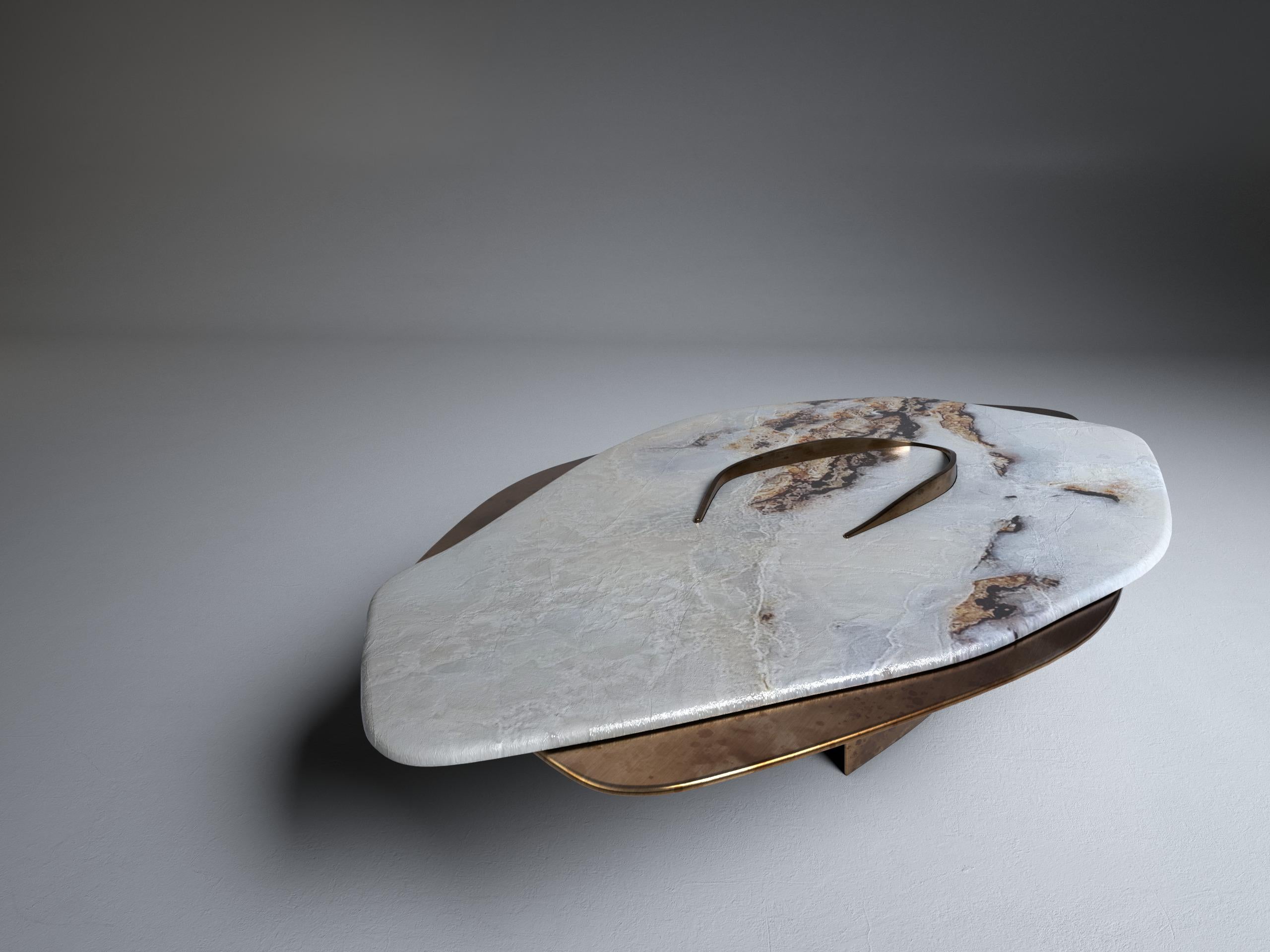 Table basse unique Feline X Onyx blanc et laiton massif de Grzegorz Majka en vente 1