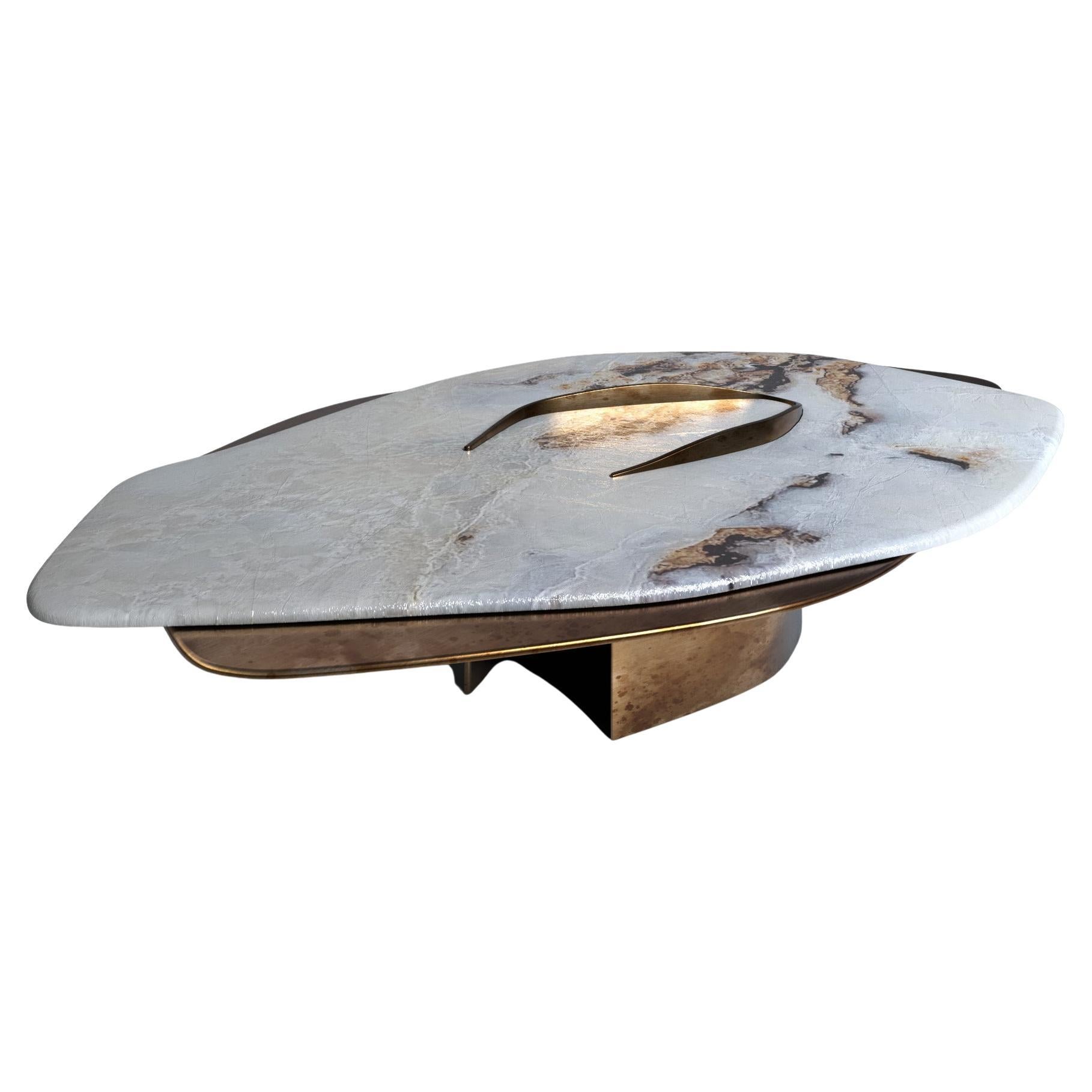 Table basse unique Feline X Onyx blanc et laiton massif de Grzegorz Majka