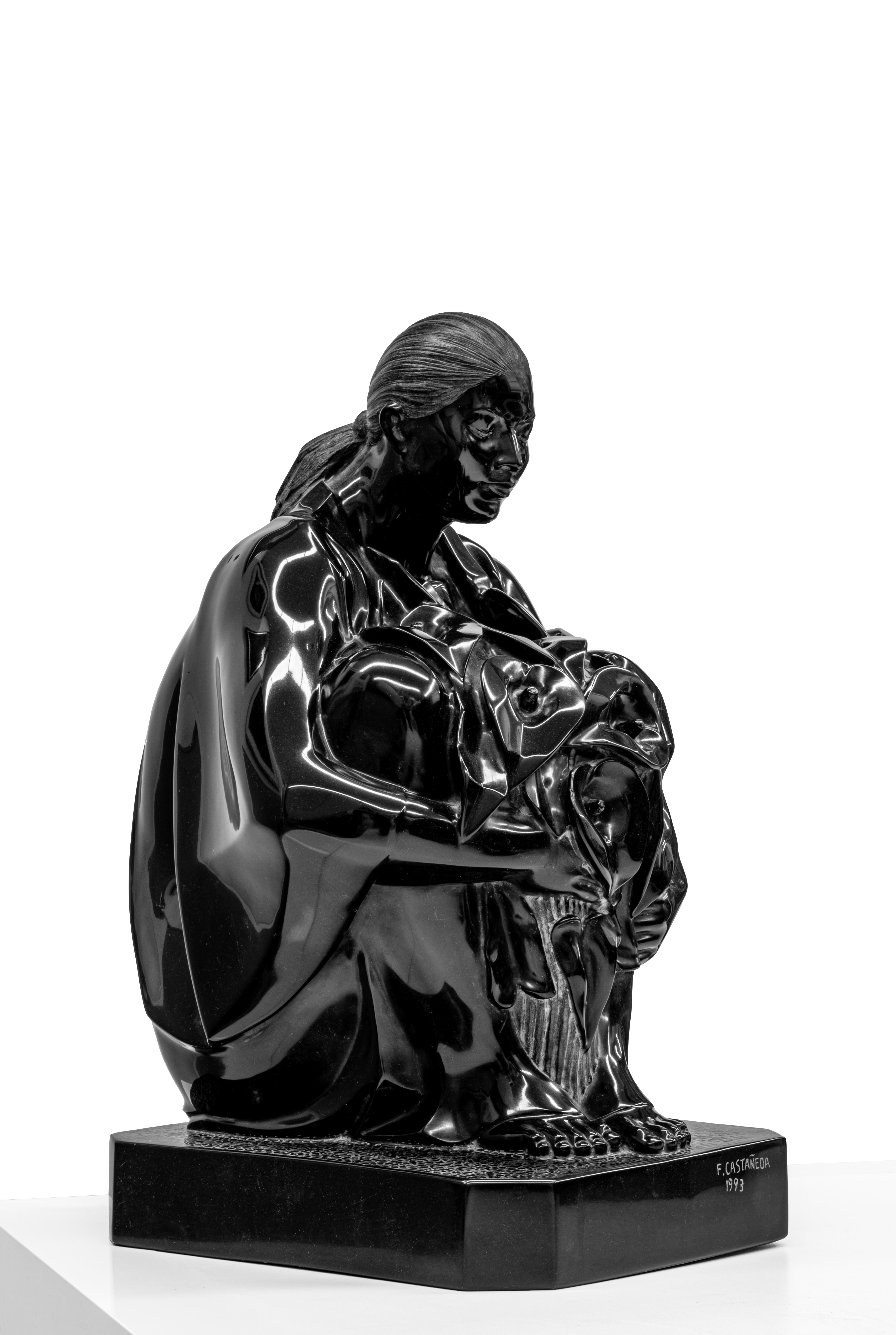 Felipe Castaeda, Mujer con Flores, 1982,  Marbre noir, 20,4 x 12,5 x 13,7 pouces - Sculpture de Felipe Castañeda