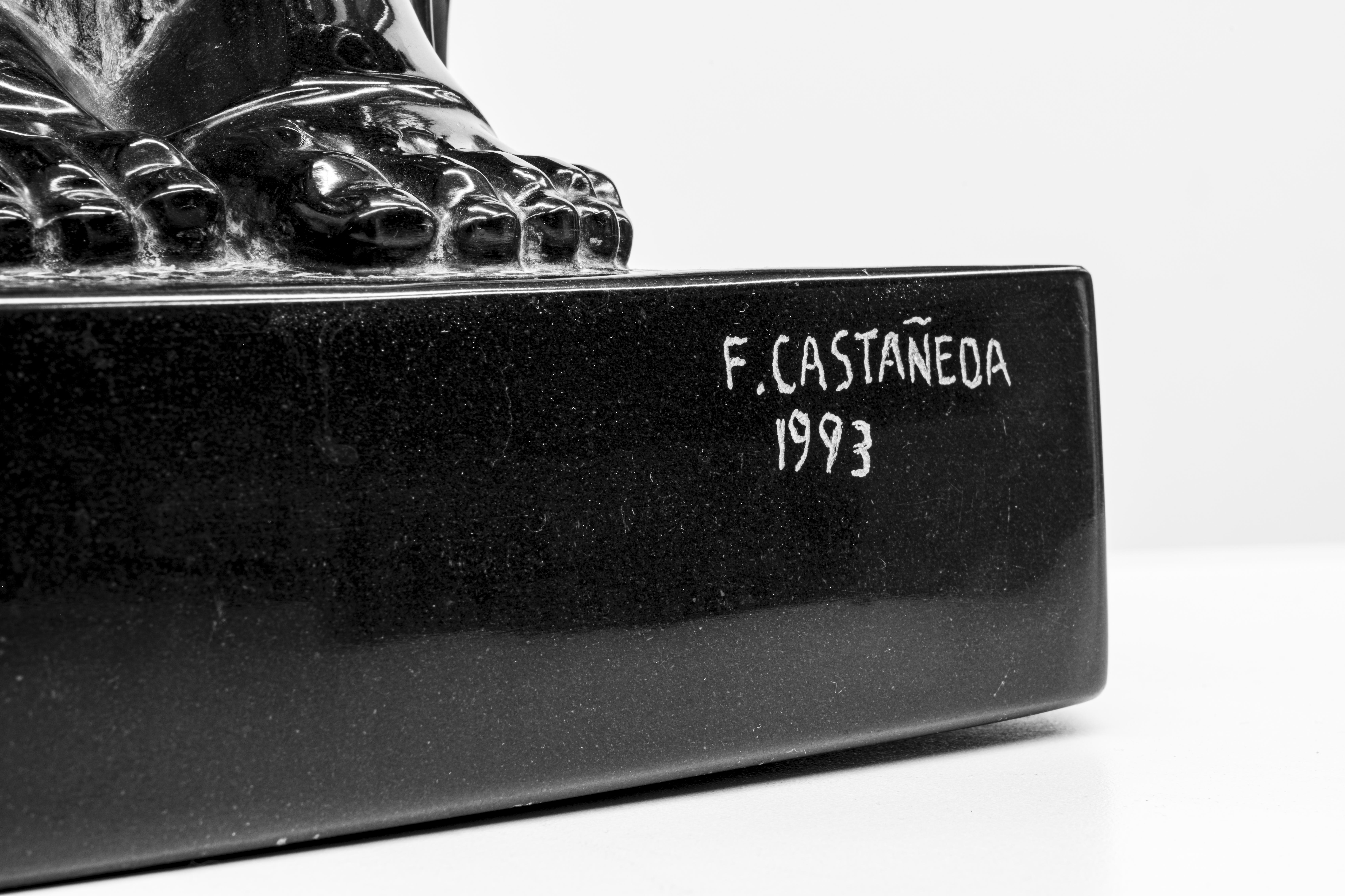 Felipe Castaeda, Mujer con Flores, 1982,  Schwarzer schwarzer Marmor, 20,4 x 12,5 x 13,7 Zoll. (Nachkriegszeit), Sculpture, von Felipe Castañeda