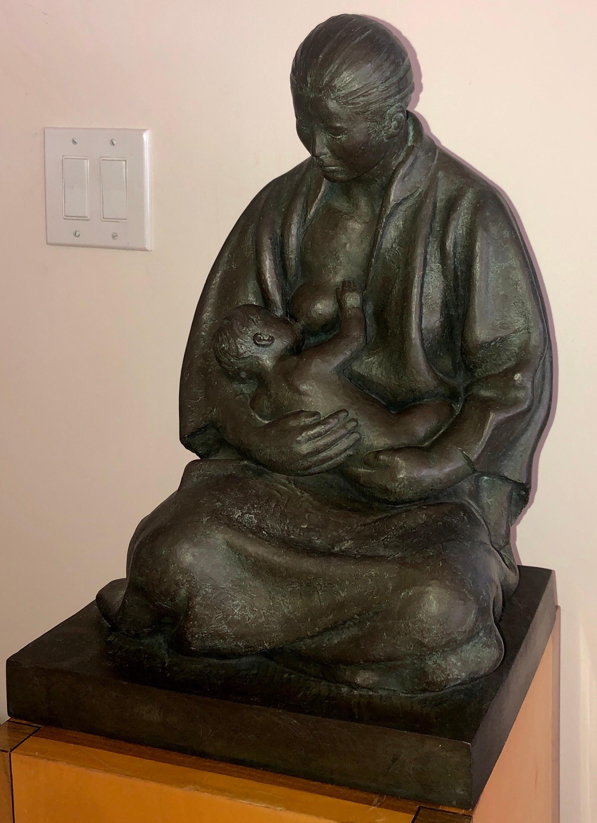 Grande sculpture mexicaine latine et latino-américaine de maître en bronze Mère avec enfant soufflé - Sculpture de Felipe Castañeda