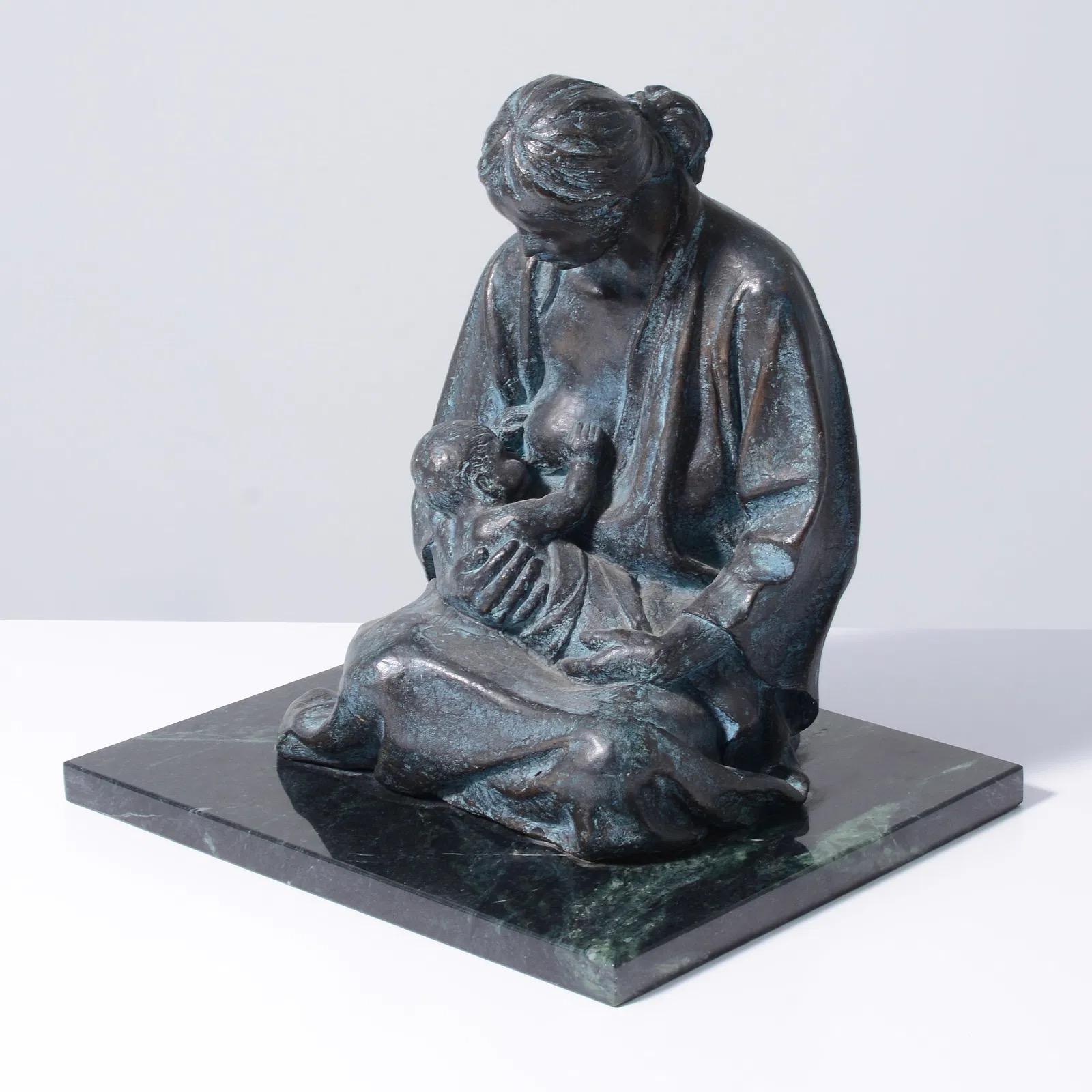 Maternité Sculpture en bronze patiné - Or Figurative Sculpture par Felipe Castañeda