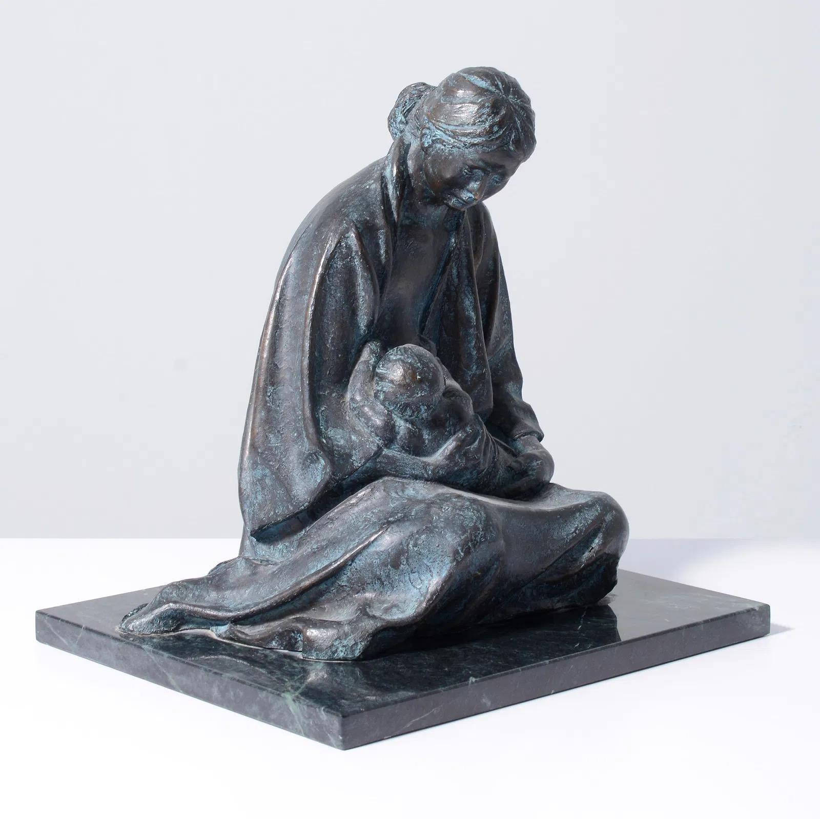 Maternité 1982
Bronze patiné sur socle en marbre.
artiste  édition signée VI/VII ; 1982
Filipe Castaneda est né en 1933 à La Palma, dans l'État de Michoacan, au Mexique. La région dans laquelle Felipe a grandi était riche en artefacts Pre-Columbian,