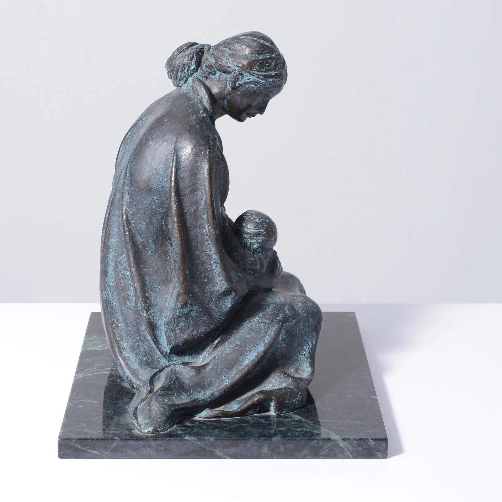 Maternité Sculpture en bronze patiné en vente 1