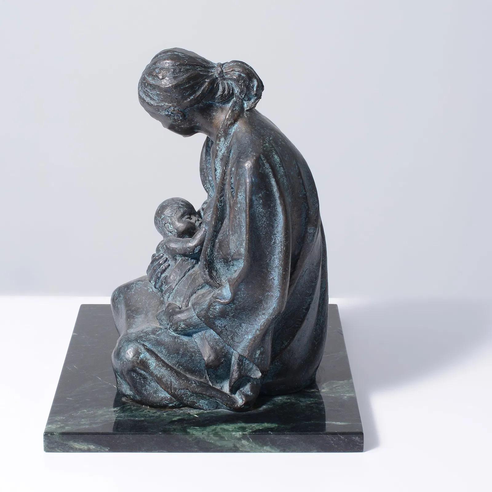 Maternité Sculpture en bronze patiné en vente 2