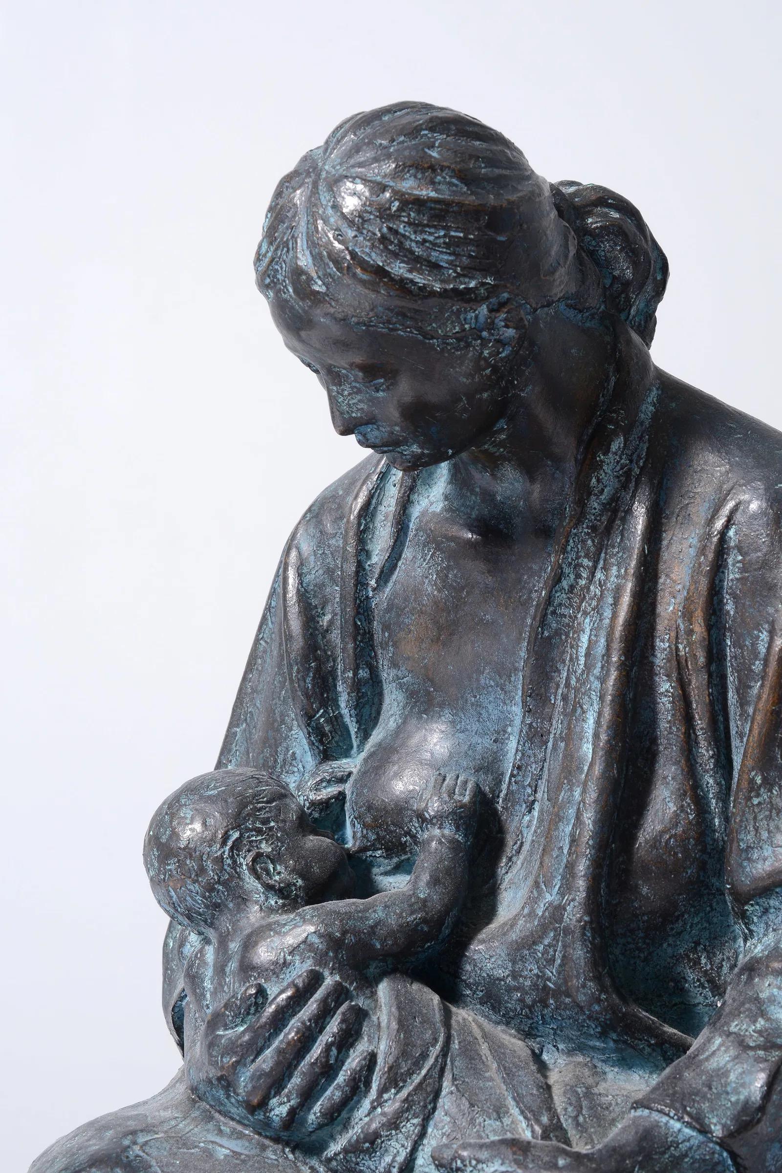 Maternité Sculpture en bronze patiné en vente 3