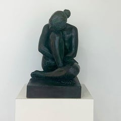 "Bronzeskulptur einer sitzenden weiblichen Figur ohne Titel" des Künstlers Felipe Castañeda