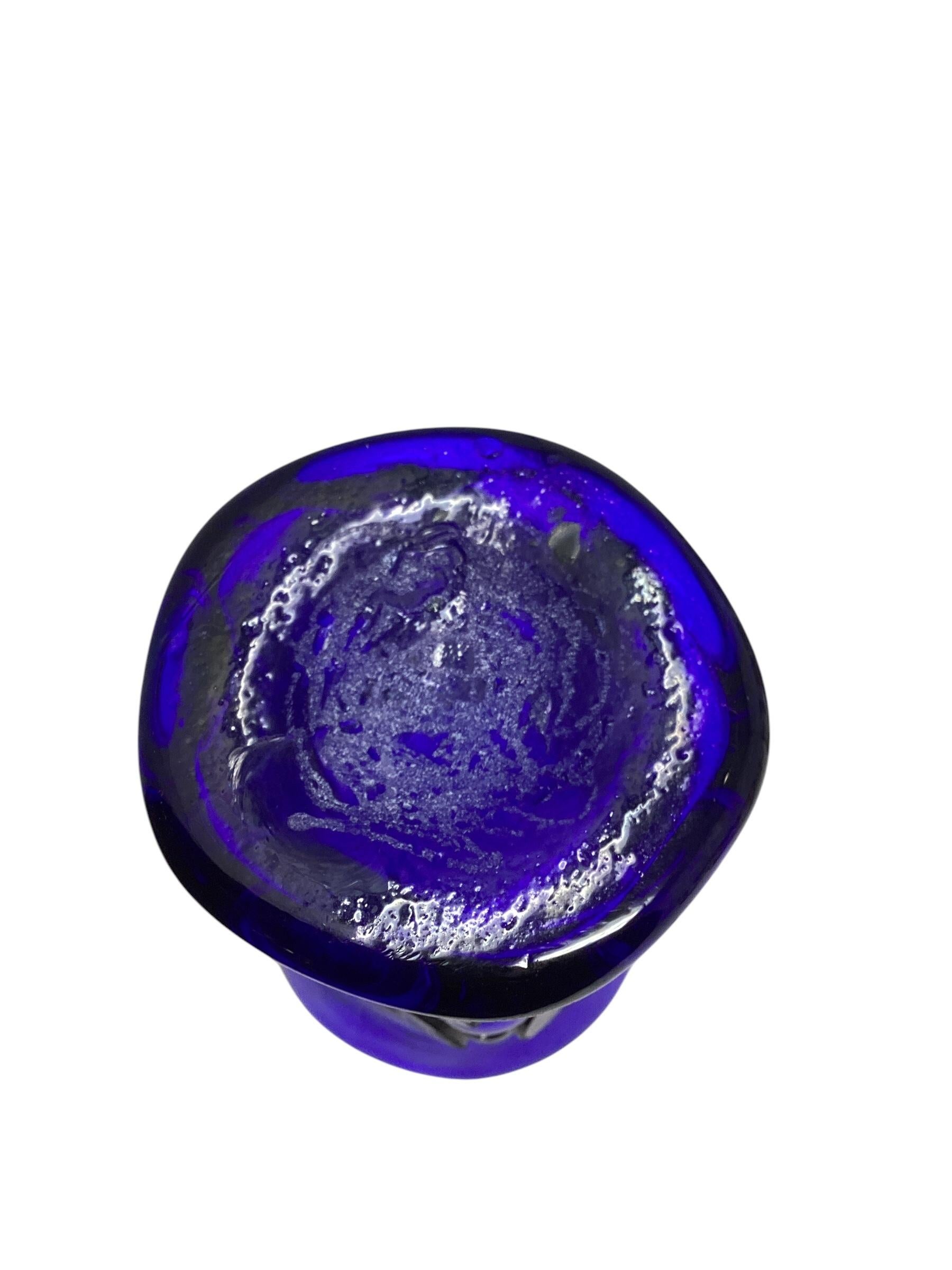 Felipe Deflinger soufflé à la main Brutalist Mid Century Cobalt Blue Caged Cocktail Set. Comprend un grand pichet et six verres à boire.
Pichet : 8,5 x 6
Coupes : 3.25 x 4.75h