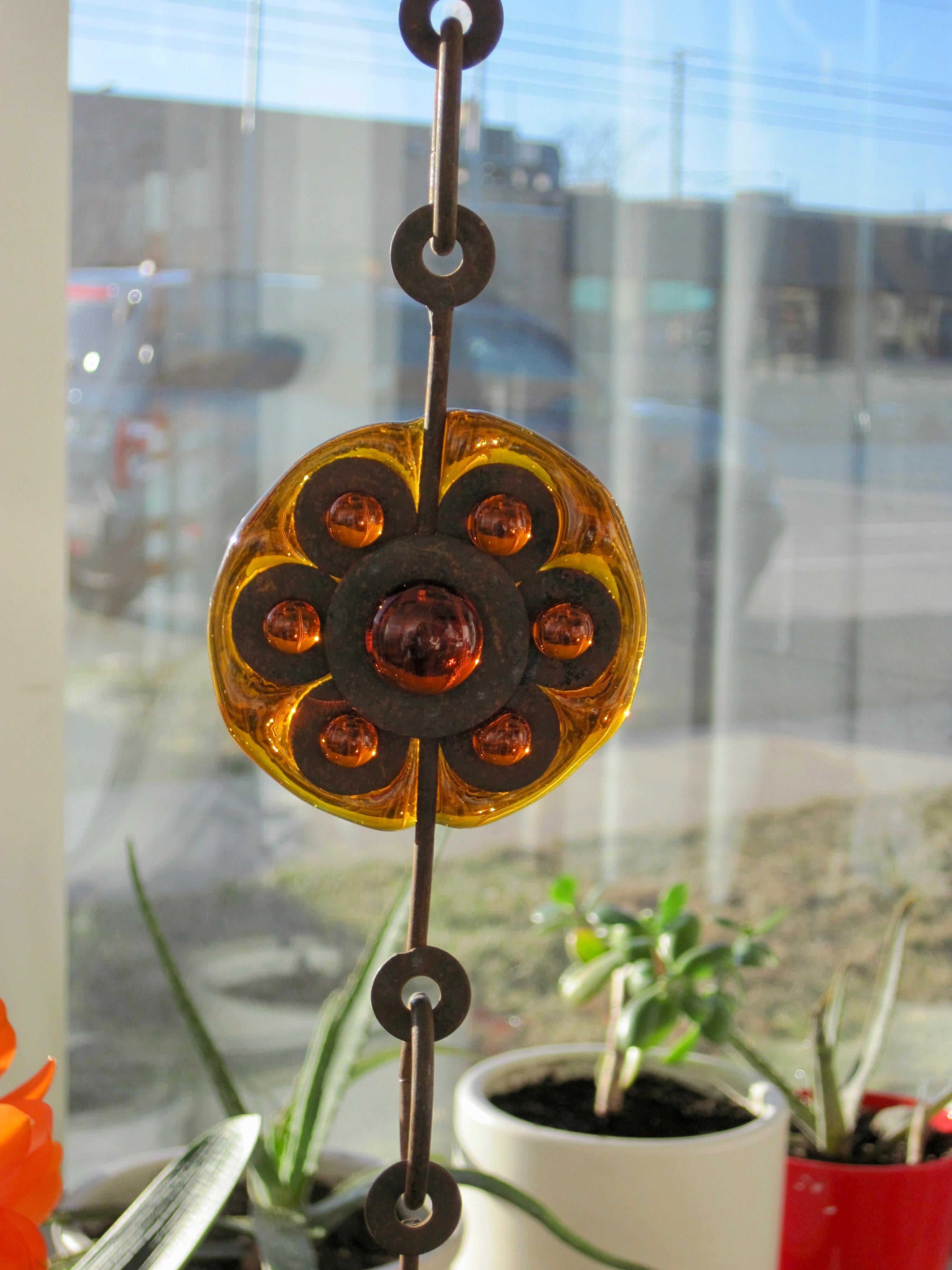 Felipe Delfinger: Blumen-Sonnenanhänger aus Kunstglas (Moderne der Mitte des Jahrhunderts) im Angebot