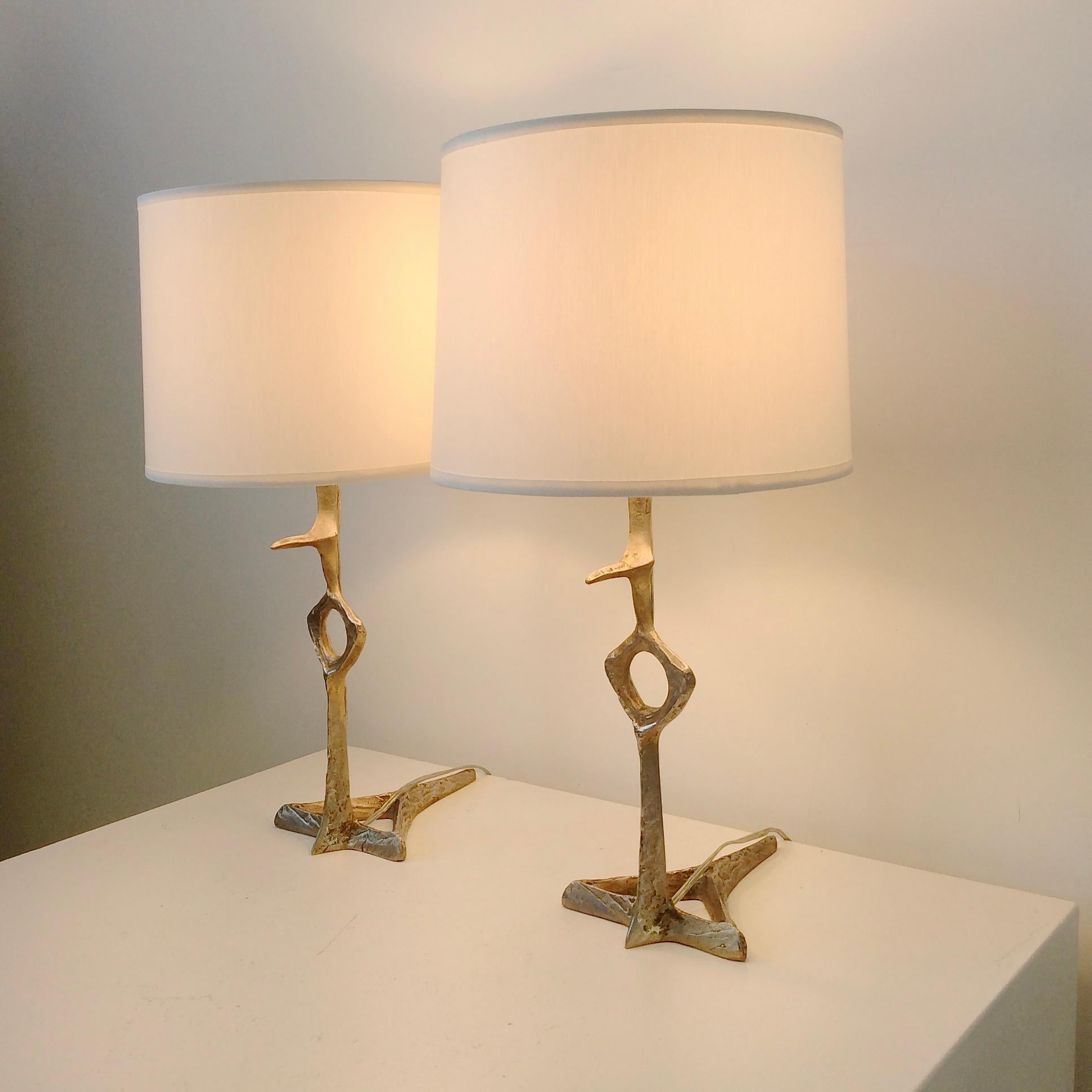 Felix Agostini, rare pair of little table lamps, Bird model, circa 1960, France.
Gilt bronze, new off-white fabric shades.
Rewired, B22 bulbs of 40 W.
Dimensions: total height: 35 cm , diameter 18cm. Height of the bronze only: 22 cm.
All