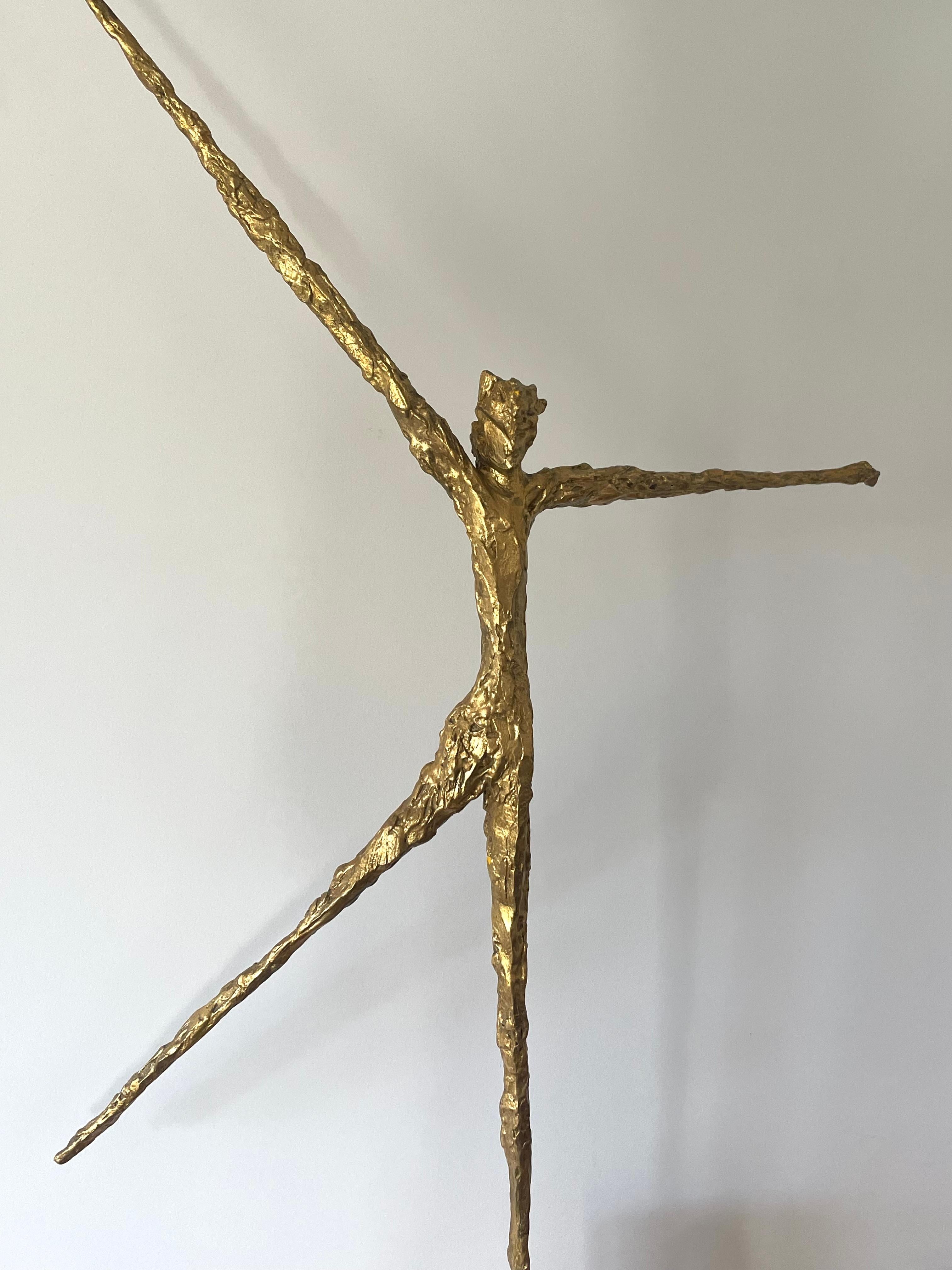 Félix Agostini, rara escultura original de resina dorada realizada hacia 1960 en venta 1