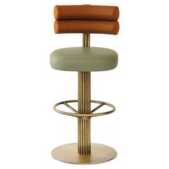 Tabouret de bar Felix avec piètement en laiton et cuir vert sauge, design moderne