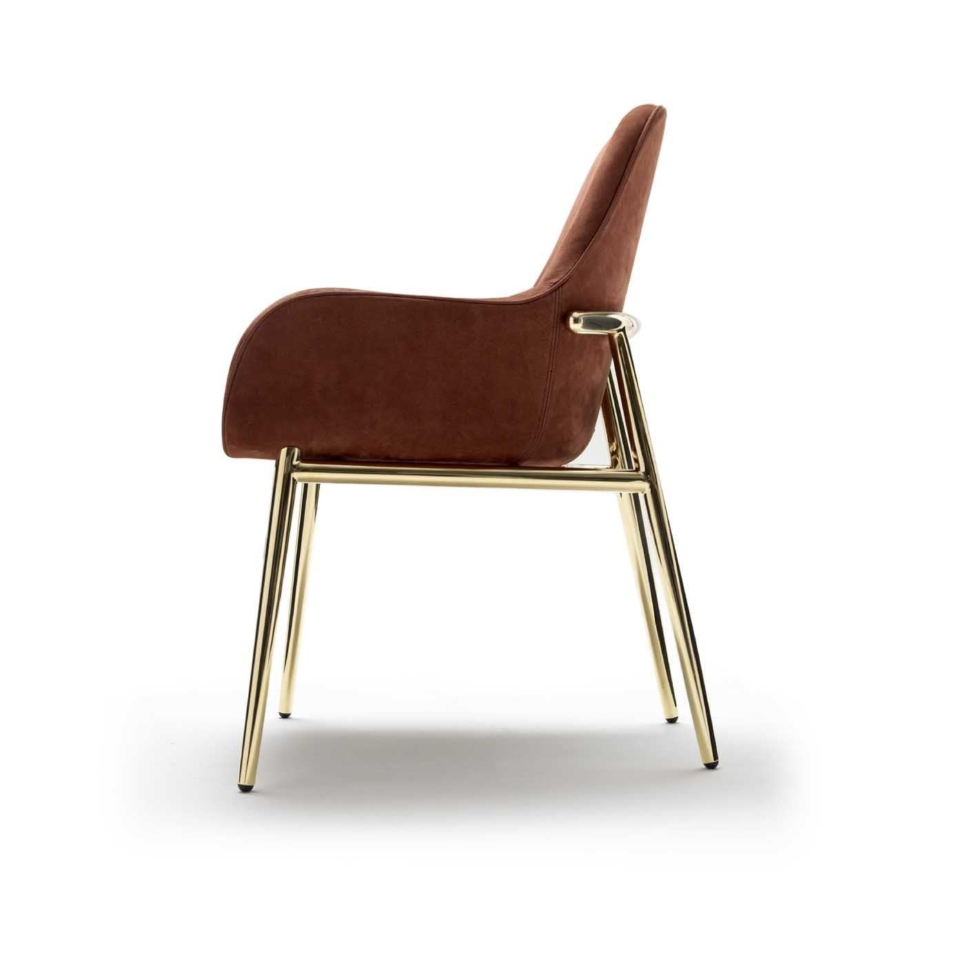 This exquisite chair with armrests will make a superb accent either alone or next to a modern desk. The metal structure boasts a polished gold finish and is inspired by the charm of mid-century style. It features four slanted legs and a frame that