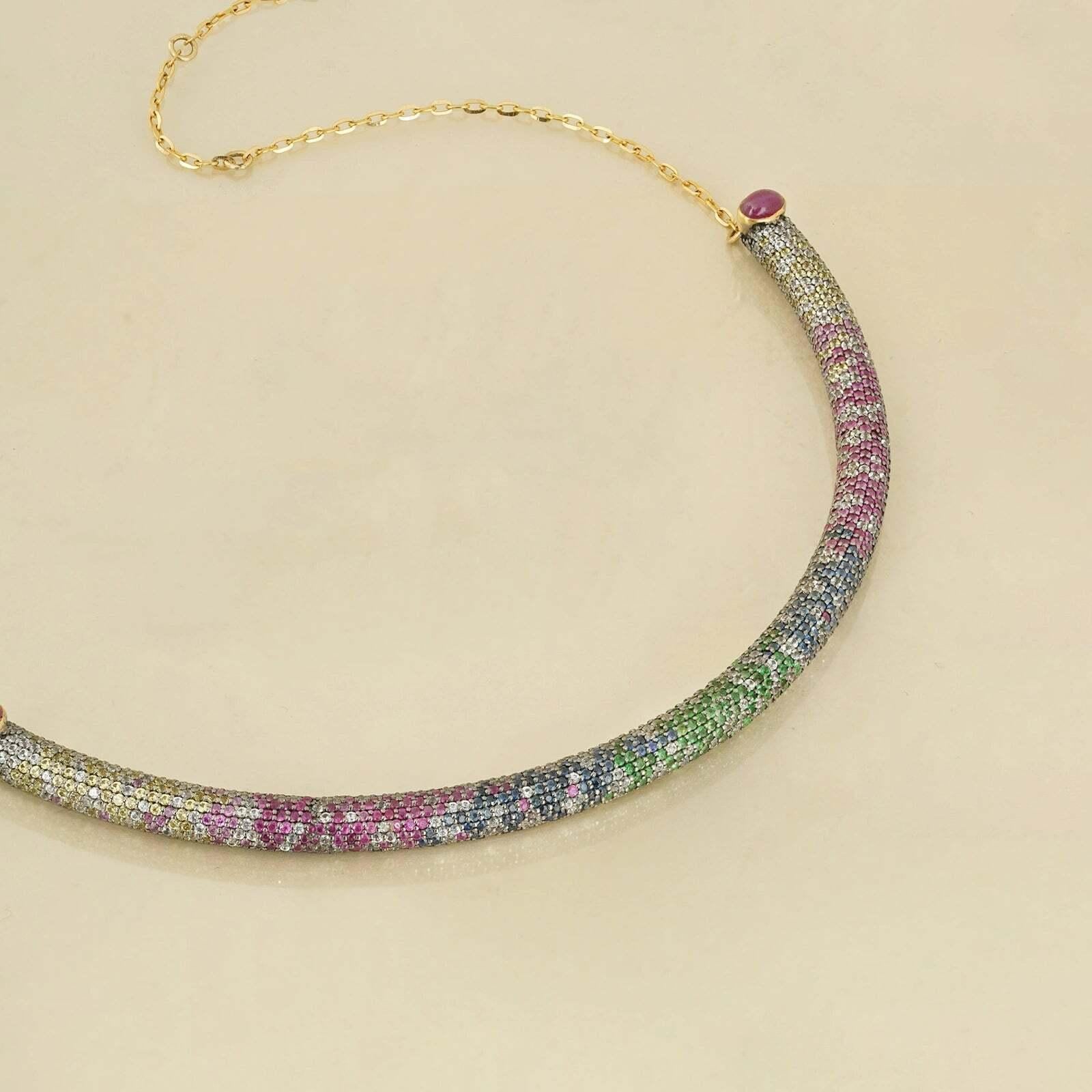 Taglio brillante Felix - Collana in oro con diamanti, rubini, zaffiri, ametista e granato - Torque in vendita
