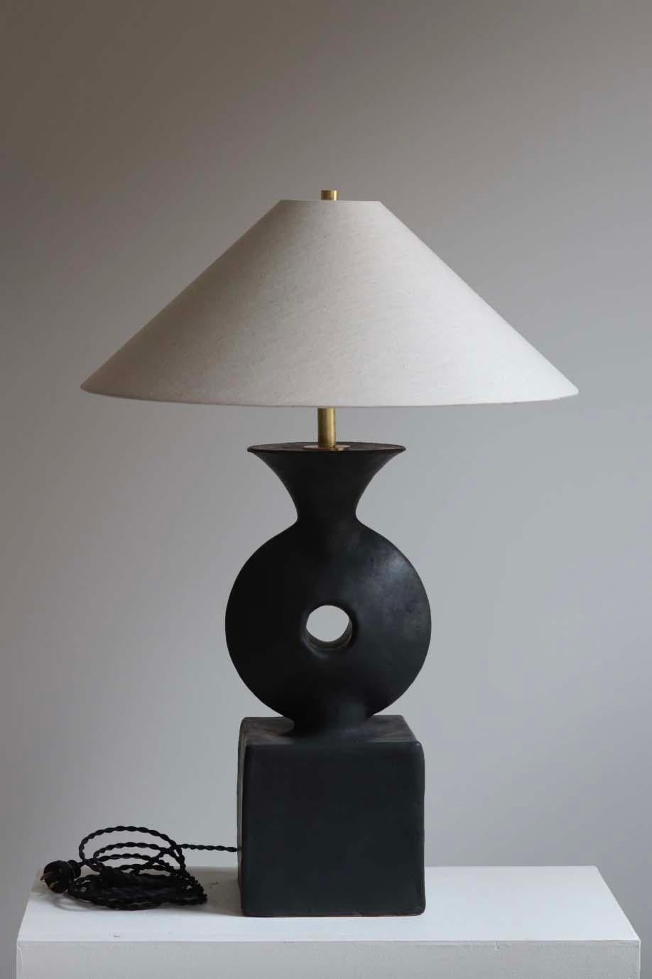 Die Lampe Felix ist eine handgefertigte Studiotöpferei des Keramikkünstlers Danny Kaplan. Inklusive Lampenschirm. Bitte beachten Sie, dass die genauen Abmessungen variieren können.

Geboren in New York City und aufgewachsen in Aix-en-Provence,