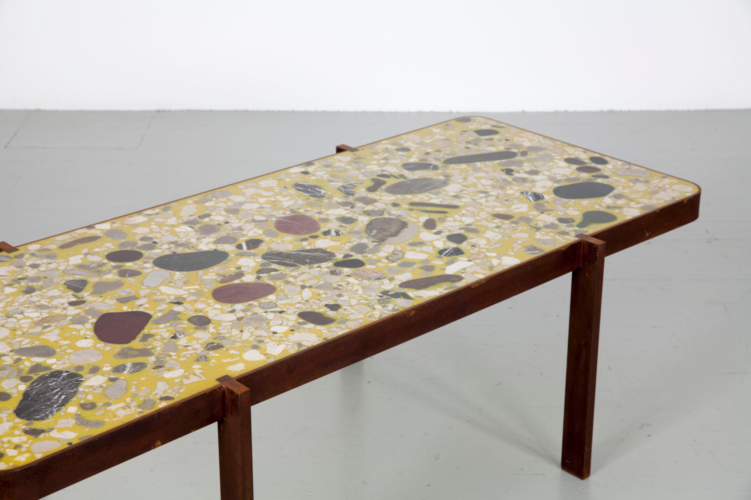 Felix Muhrhofer Contemporary Terrazzo Tisch mit korrodierter Stahlkonstruktion im Angebot 5