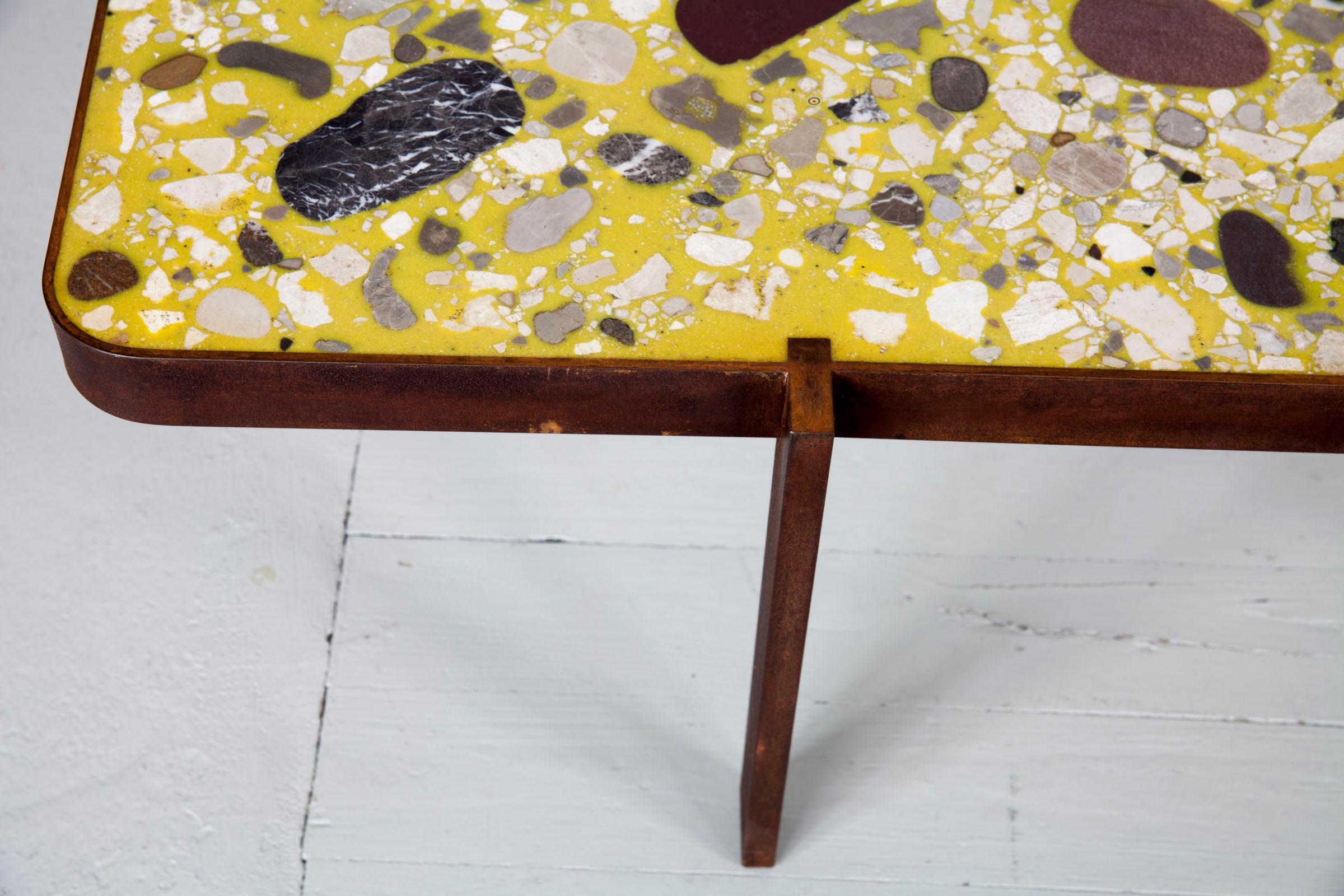 Felix Muhrhofer Contemporary Terrazzo Tisch mit korrodierter Stahlkonstruktion im Angebot 2