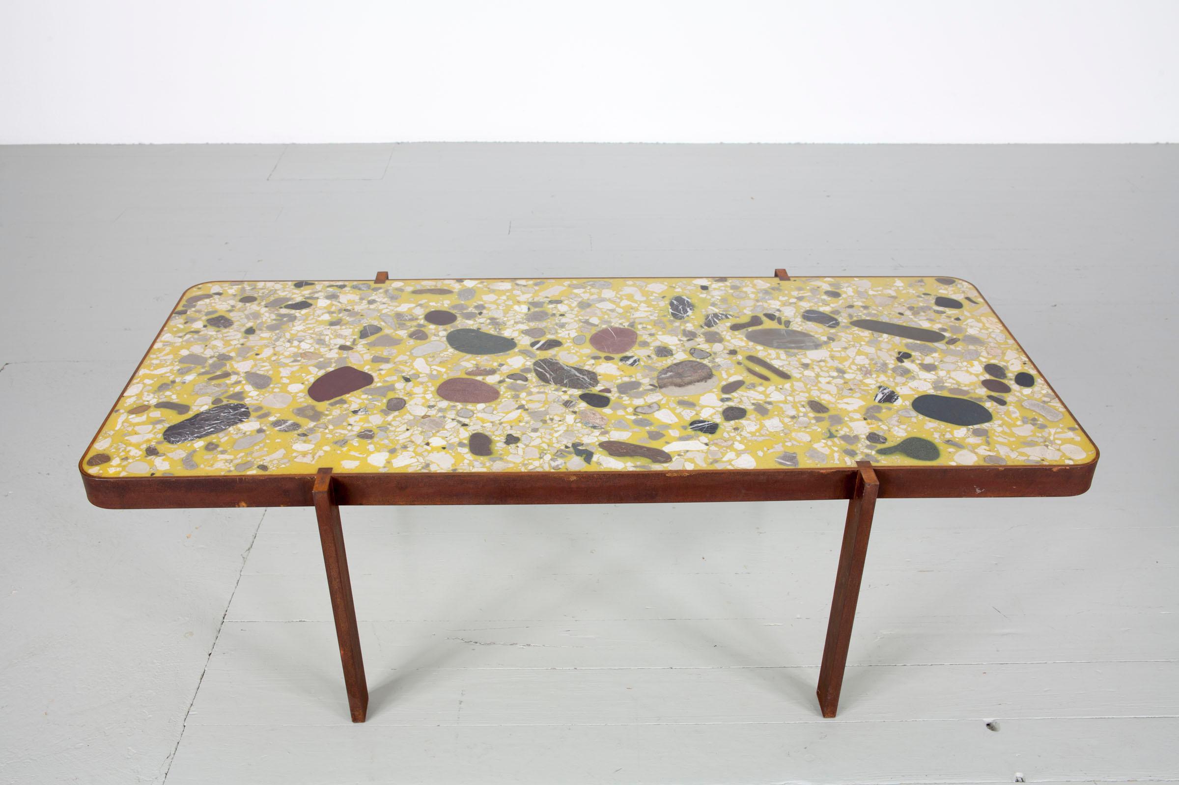 Felix Muhrhofer Contemporary Terrazzo Tisch mit korrodierter Stahlkonstruktion im Angebot 3