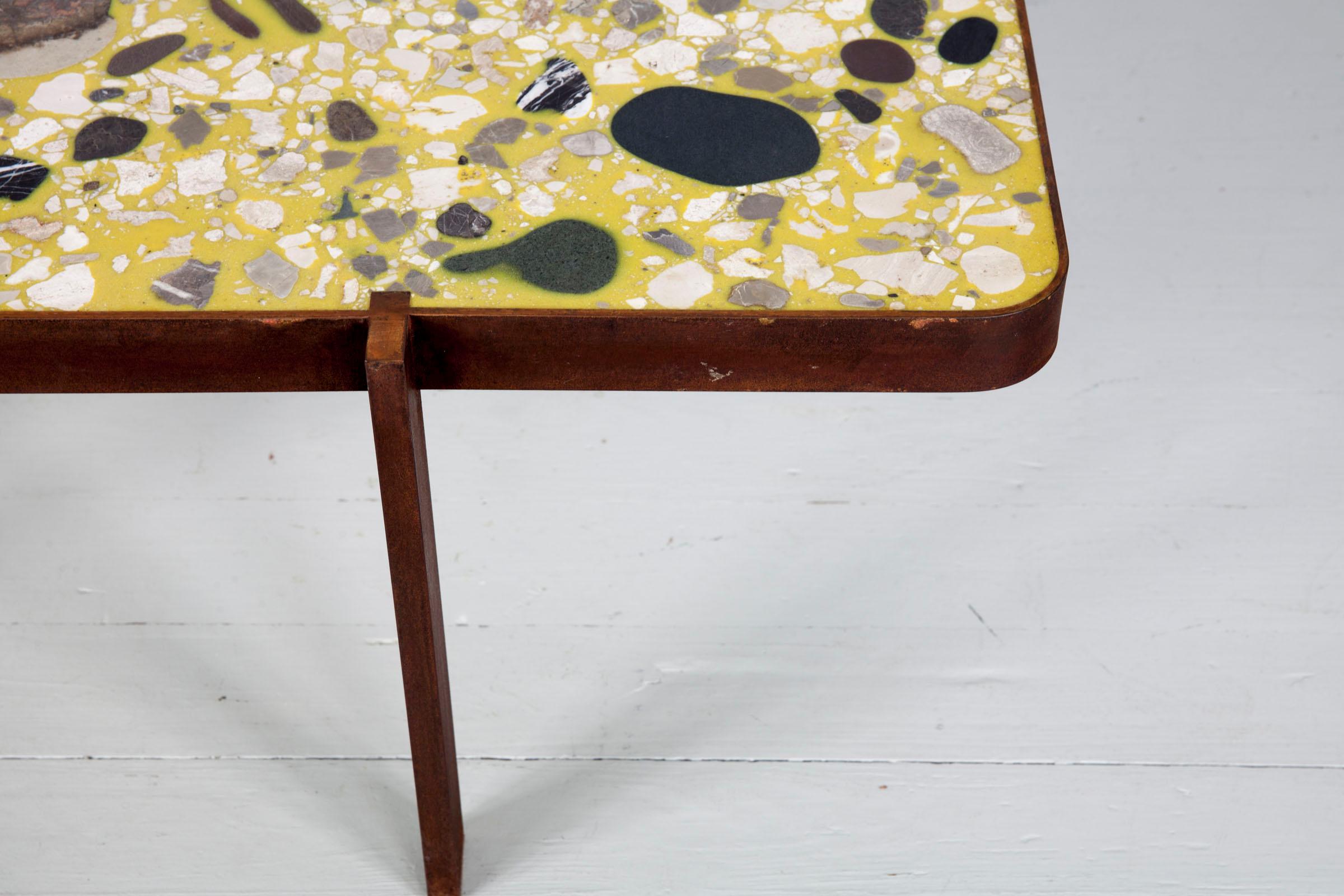 Felix Muhrhofer Table contemporaine en terrazzo avec construction en acier corrodé en vente 3
