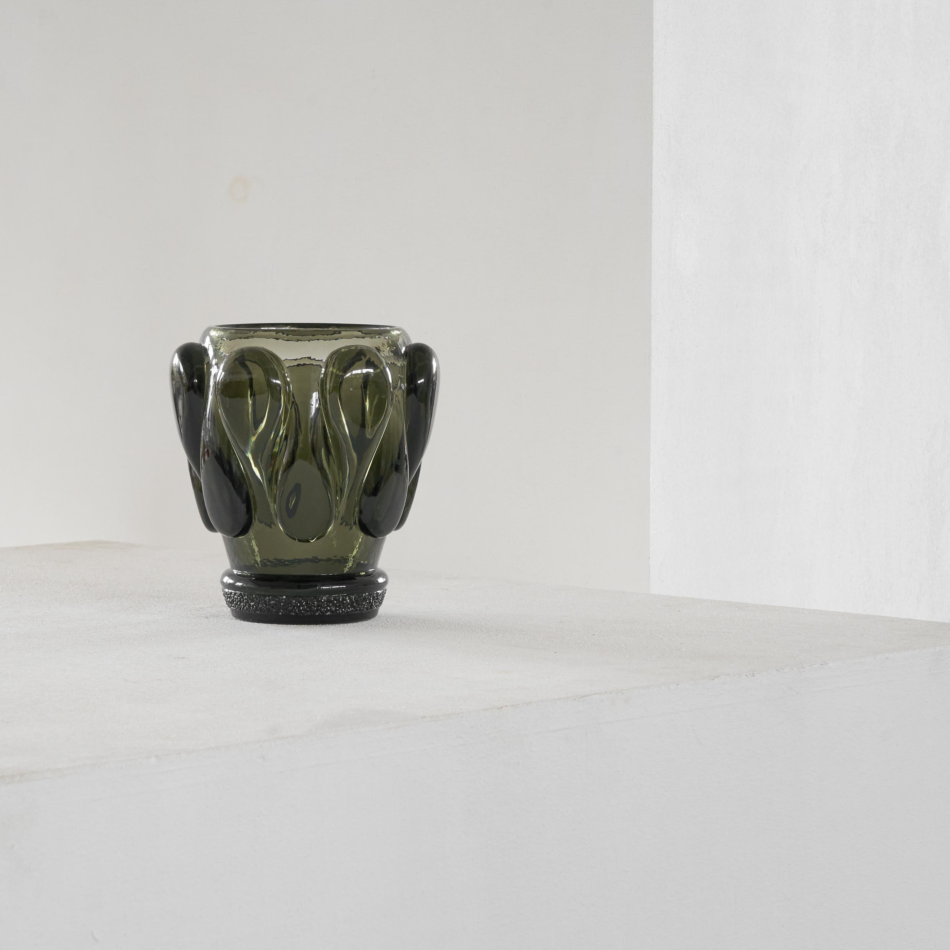 Felix Průša (1922-1999) Vase en verre d'art, République tchèque, années 1960.

Il s'agit d'une magnifique pièce d'art en verre tchèque du milieu du siècle, d'une couleur vert émeraude profond. Forme intéressante constituée d'une répétition