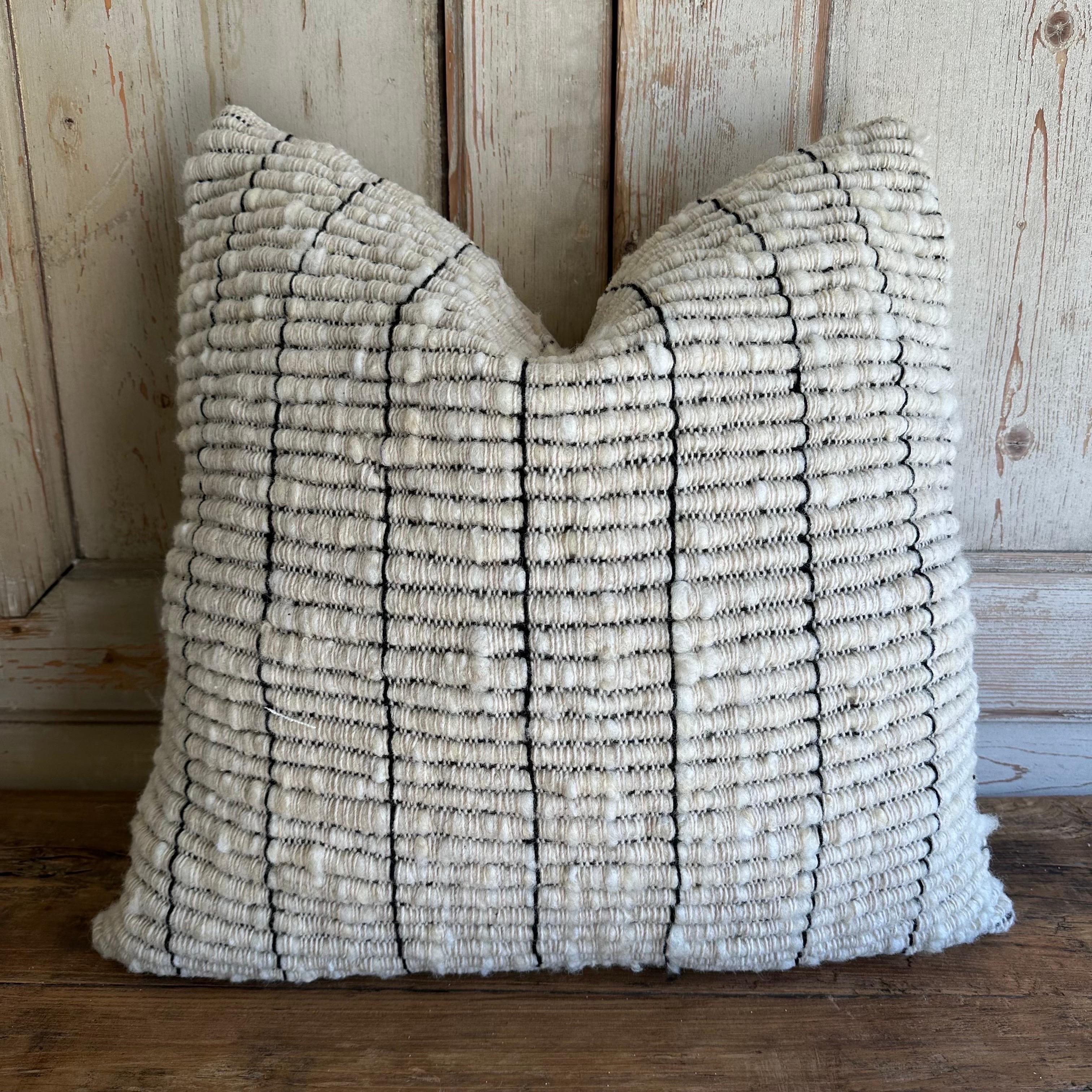 FELIZ WOOL PILLOW.
All of our products are commissioned and handmade by the craftswomen of Chiloé. The textiles are made with 100% wool from ’Chilota’ sheep, that are born and raised on the island.?The process by which these luxurious wool pieces