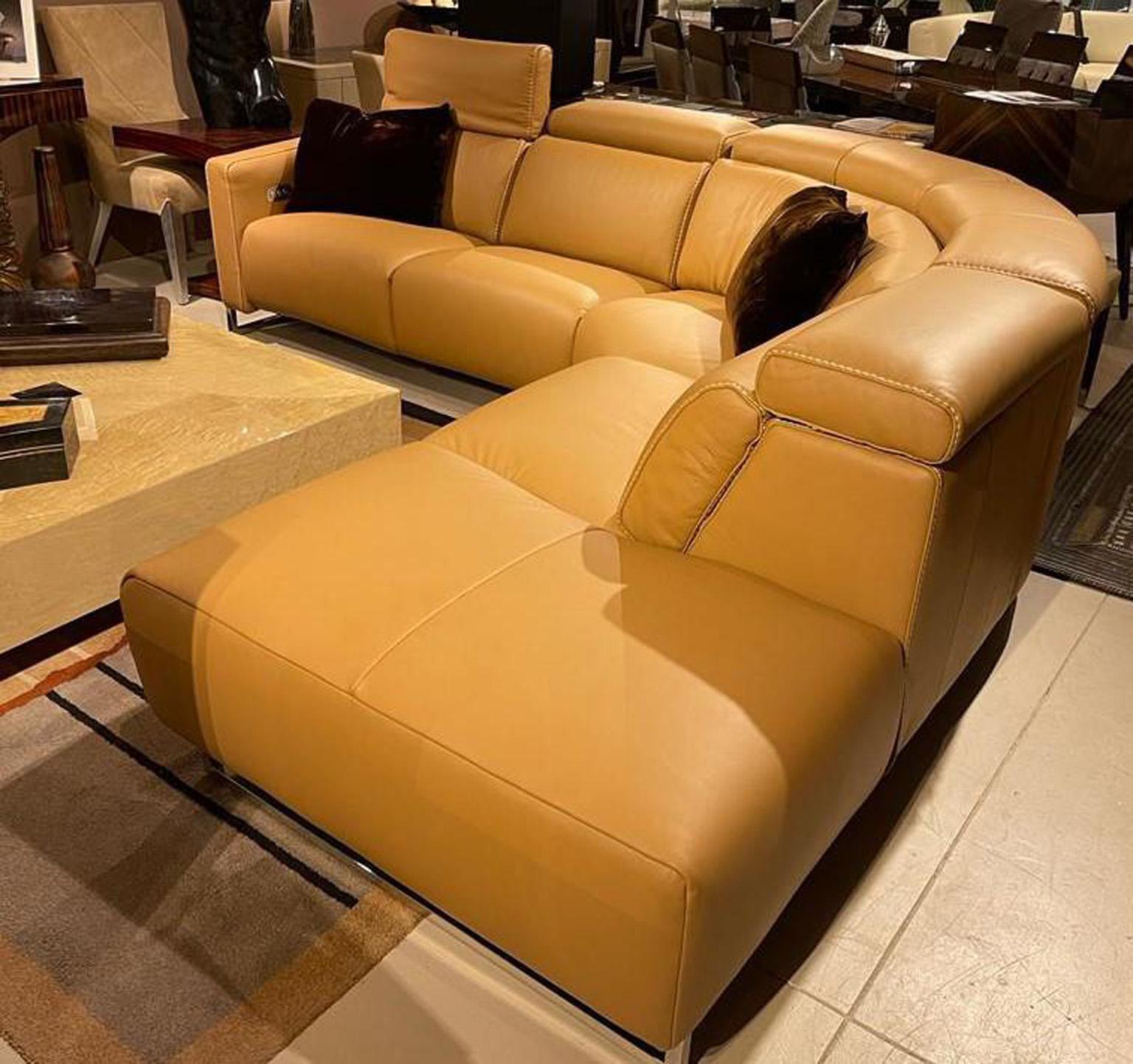Fellini leather sectional sofa with 3 reclining seats with soft motion of the head, back and leg rest.
1x Arm seat with motion (electric)
1x Armless seat with motion (electric)
Center curve corner. 
1x Armless seat with motion (electric)
1x