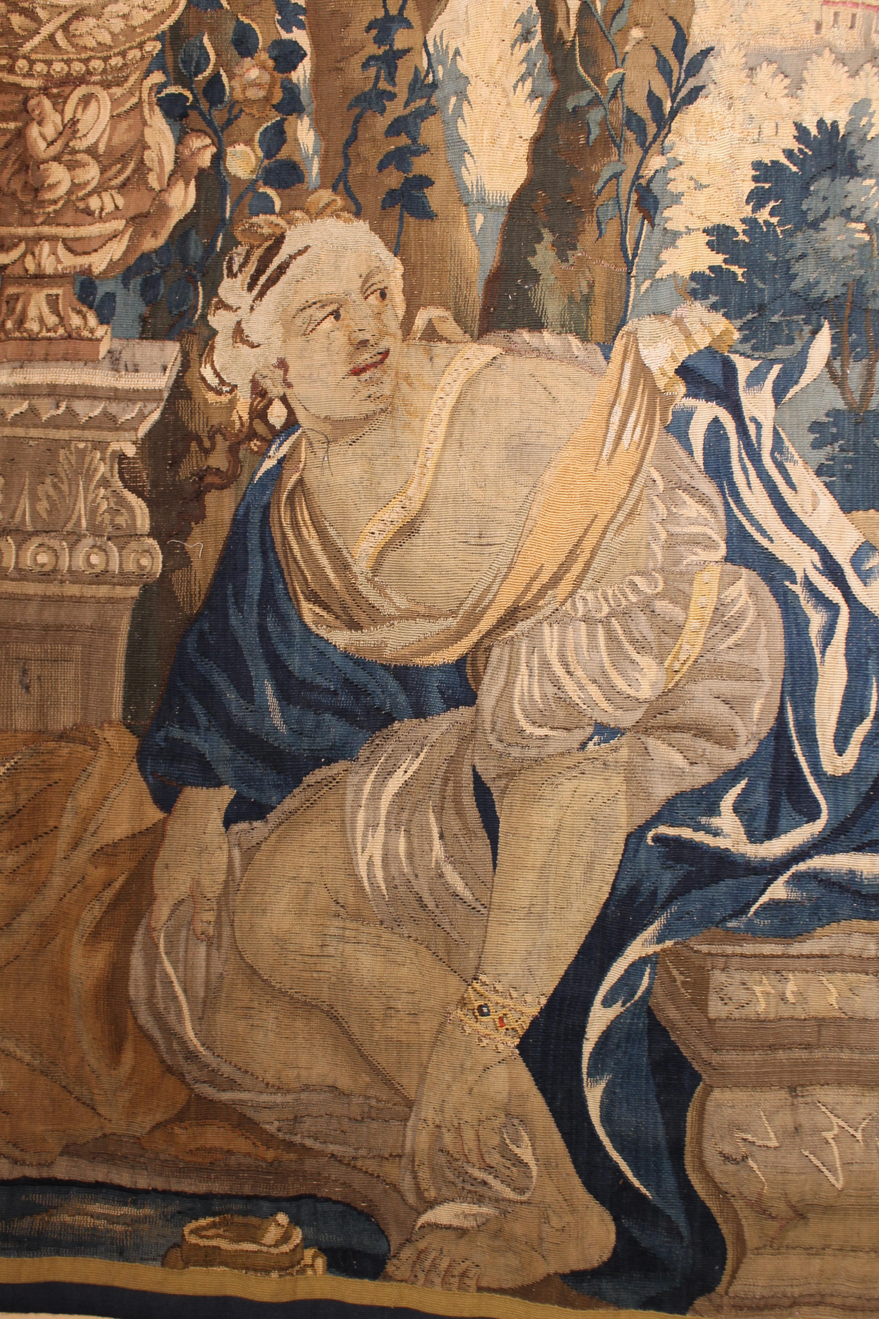 Fine tapisserie flamande de Bruges du 17ème siècle
Cette belle tapisserie représente une scène mythologique d'une femme épiée par deux vieillards. 

Perspective très intéressante dans cette tapisserie grâce à la femme de la première scène et aux