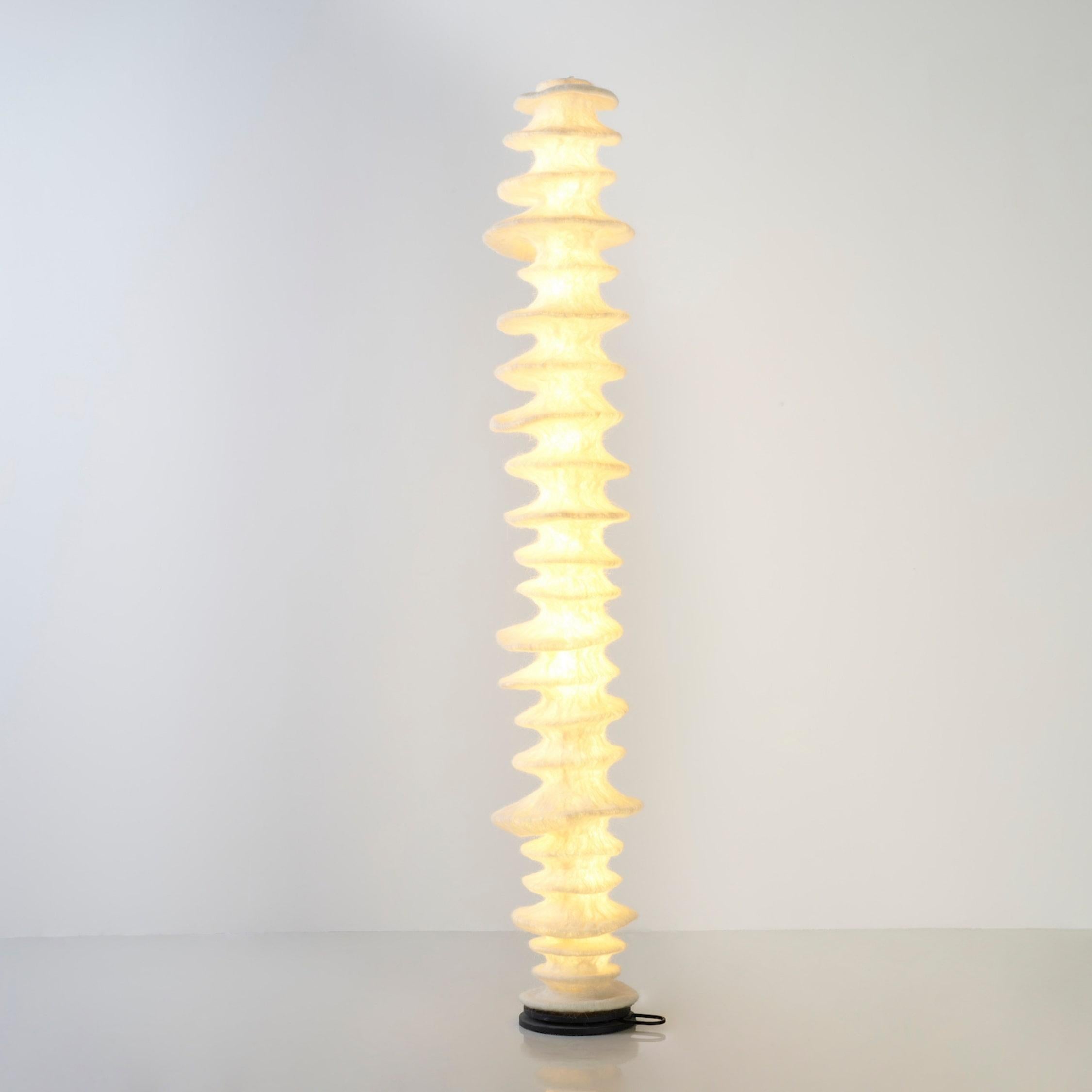 Stehlampe „Apaya Ponyo“ aus Filz von Aqua Creations (Organische Moderne) im Angebot